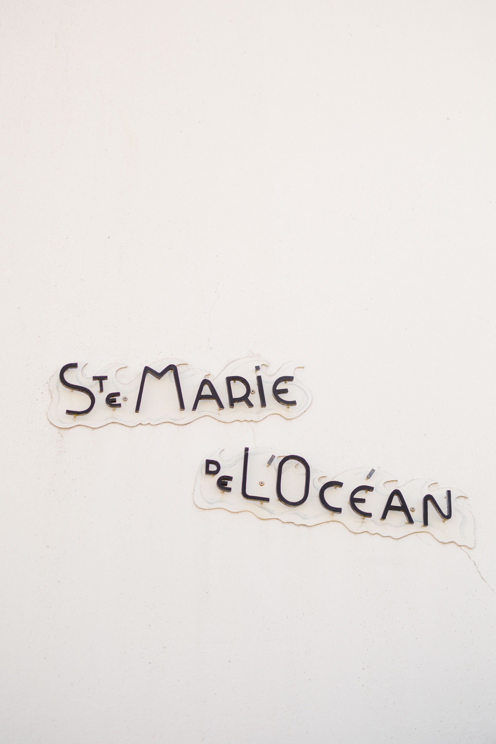 écriture beige gris église