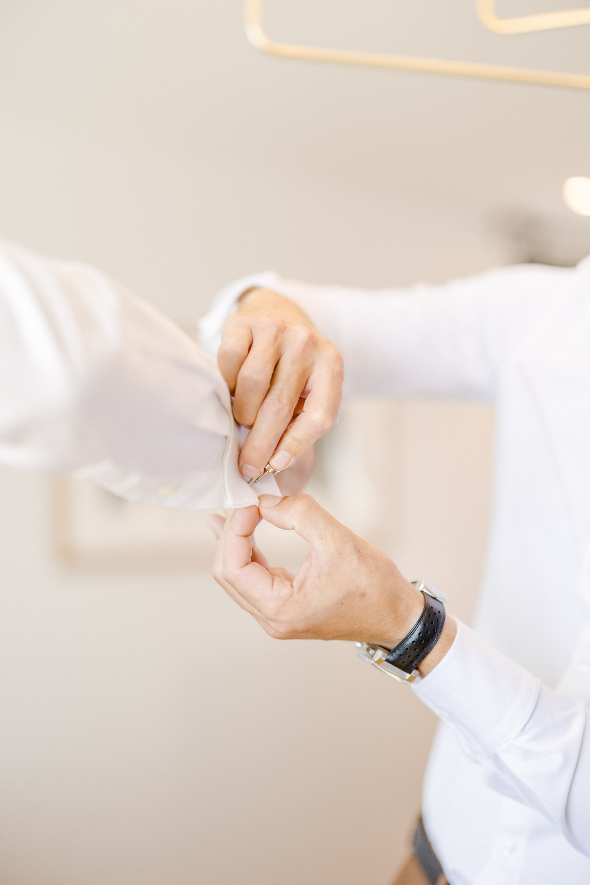 main poignet geste gris marron