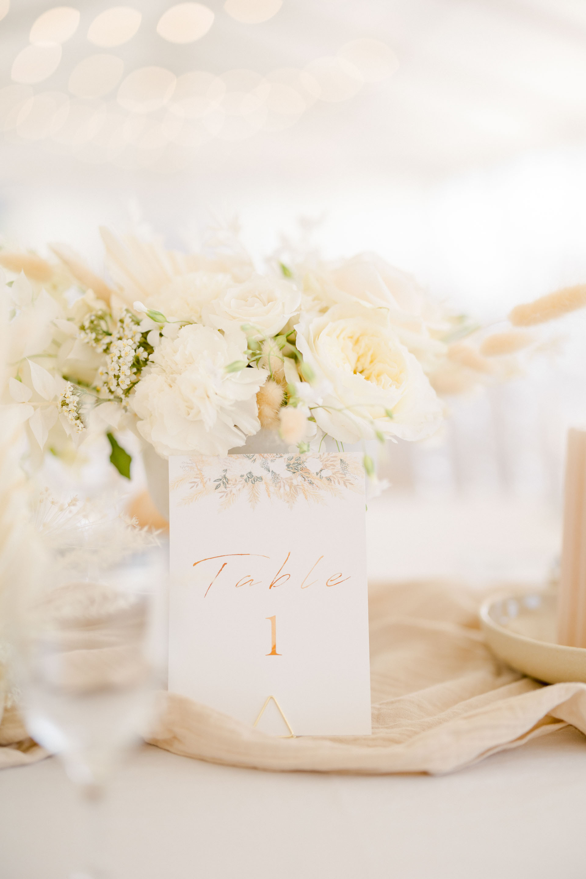 blanc composition florale verres à pied gris marron