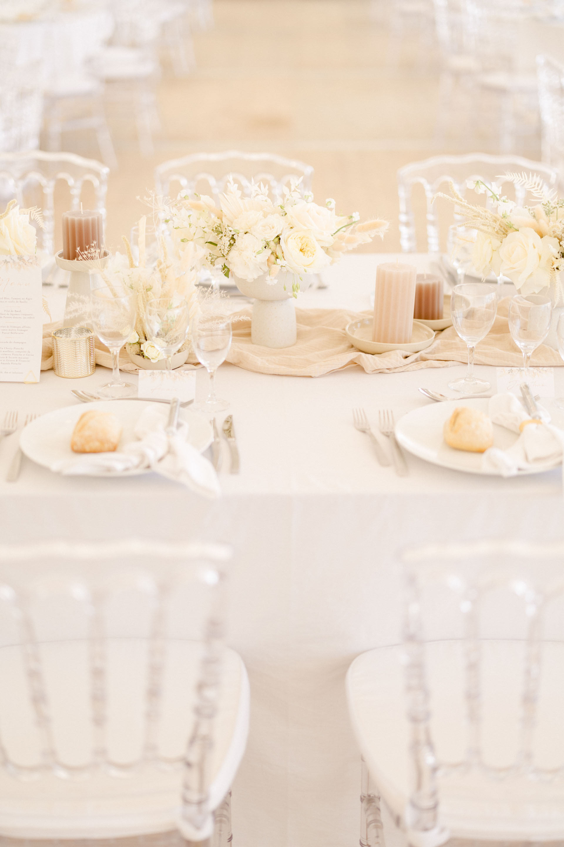 meubles vaisselle blanc verres à pied chaise