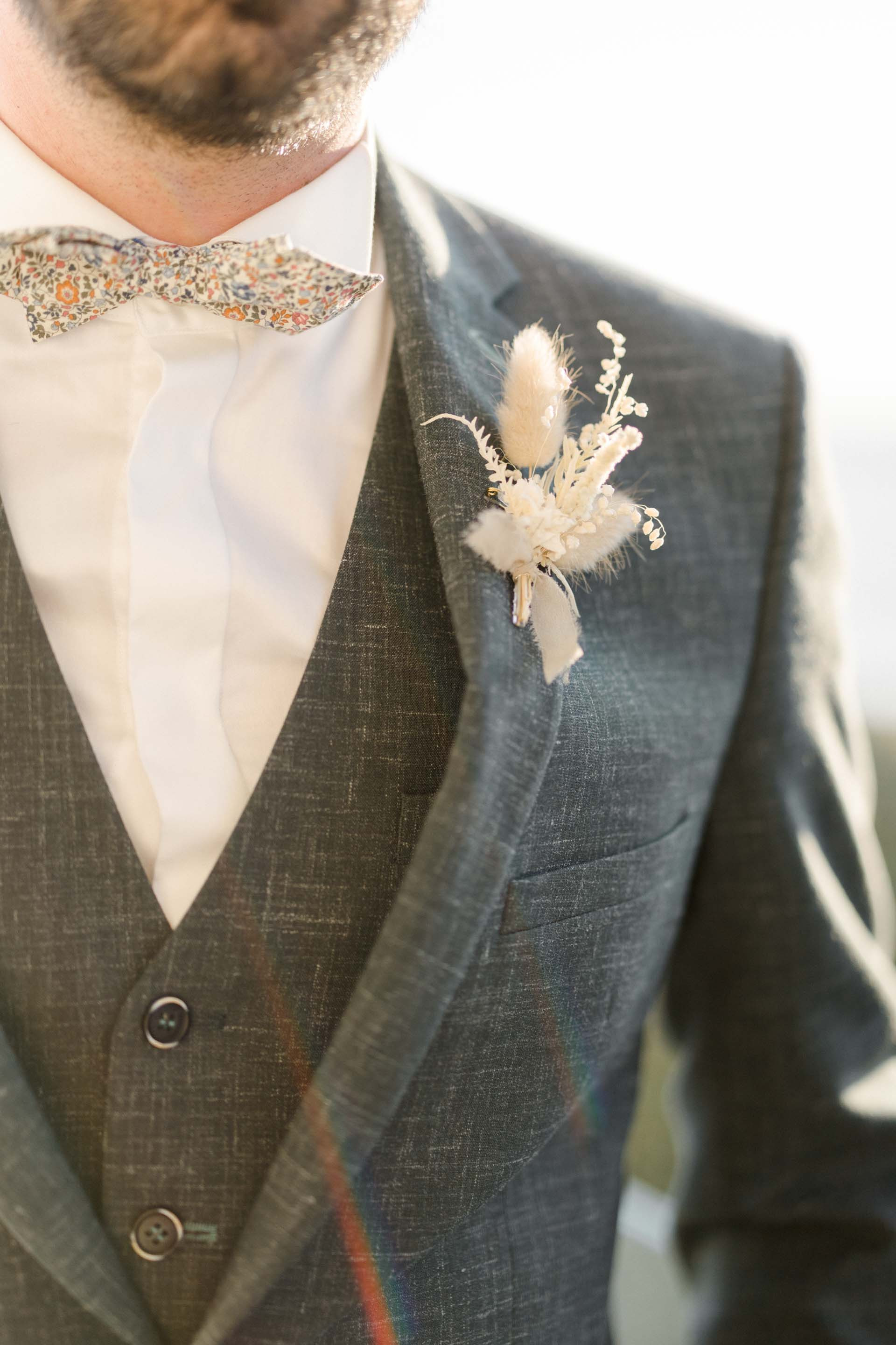 collier noeud papillon bouton composition florale rose