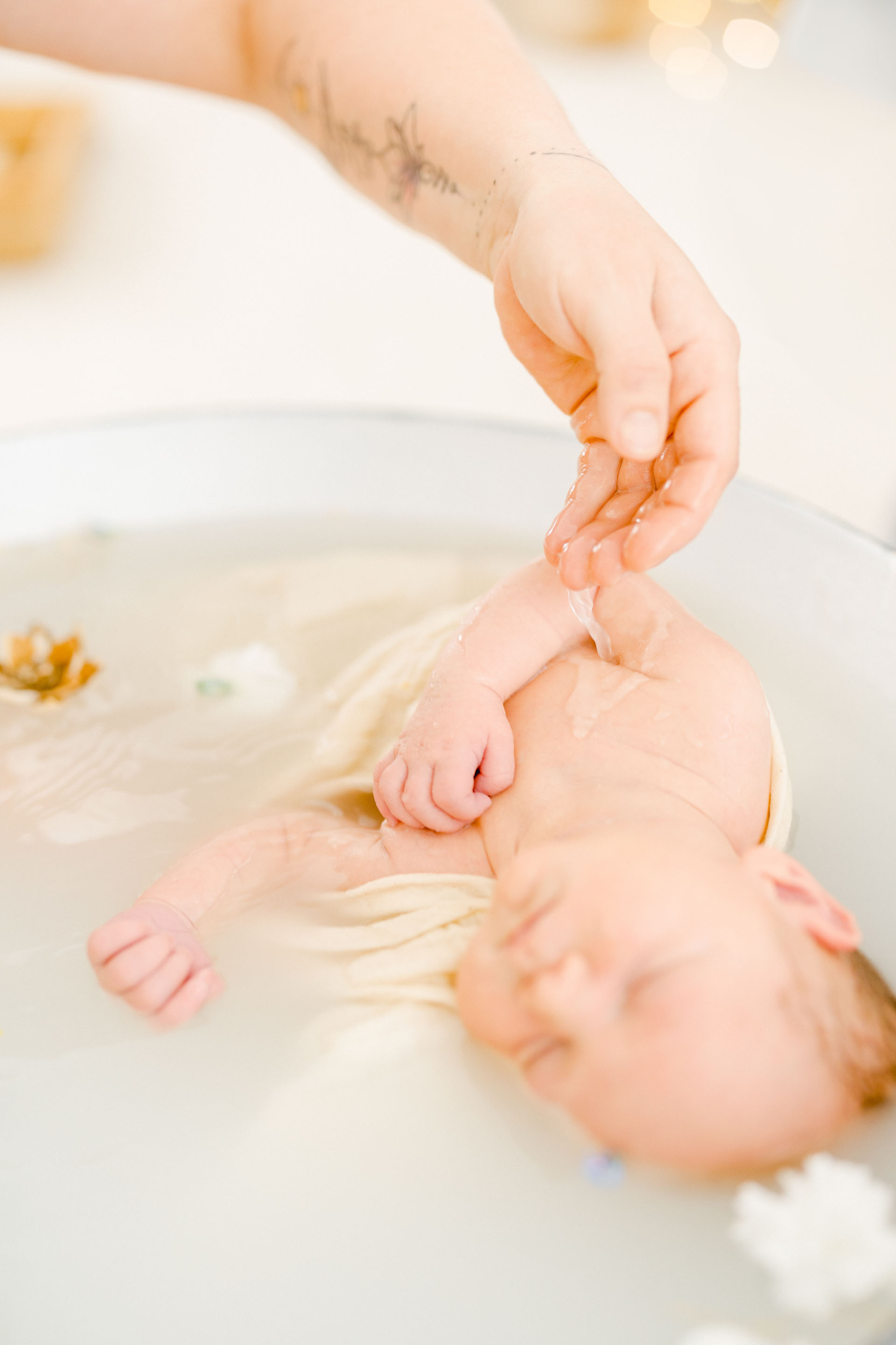 main enfant baignoire naissance marron