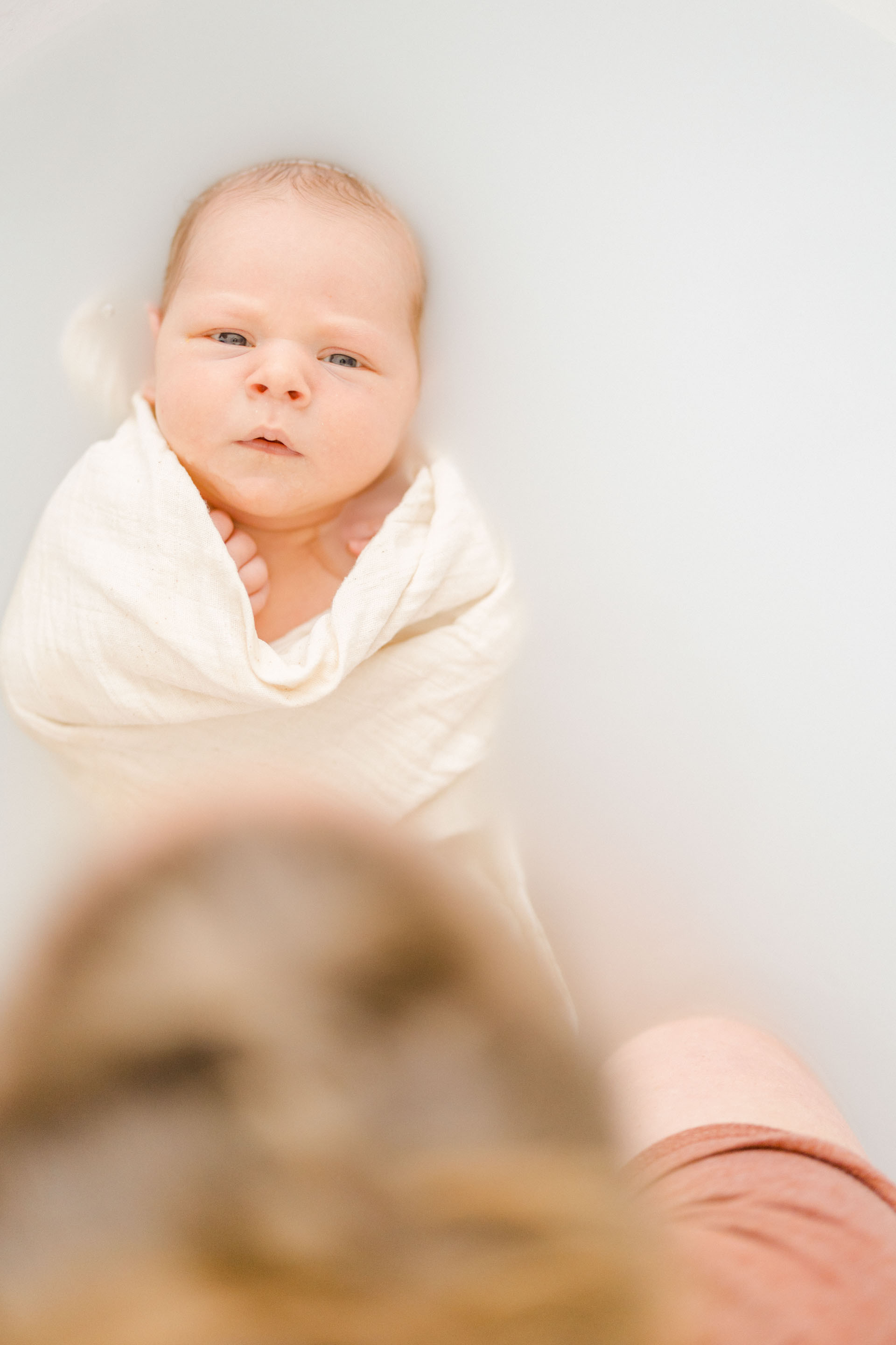 enfant gris marron bébé bain bébé