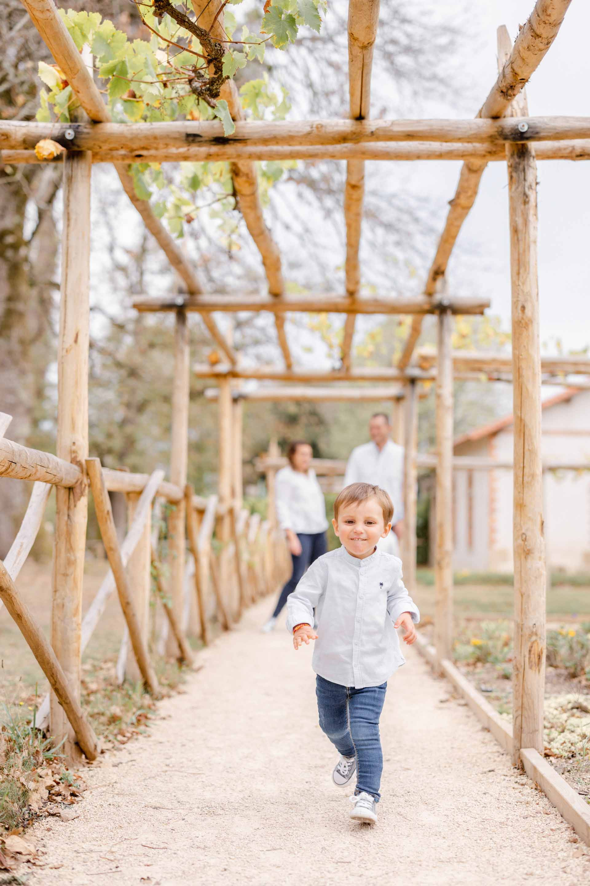 bonheur enfant se tenir la main gris marron