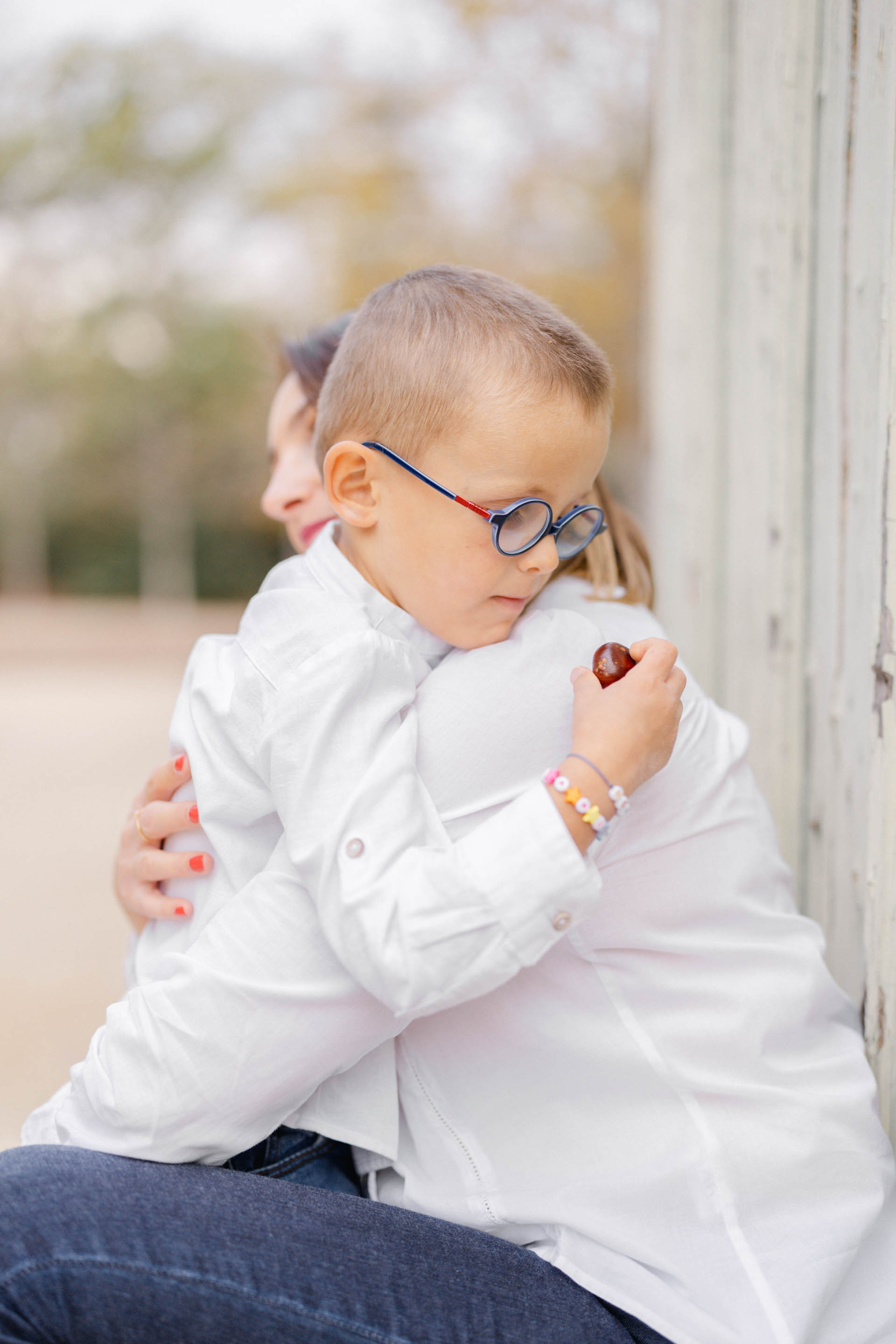 enfant bonheur gris marron jean