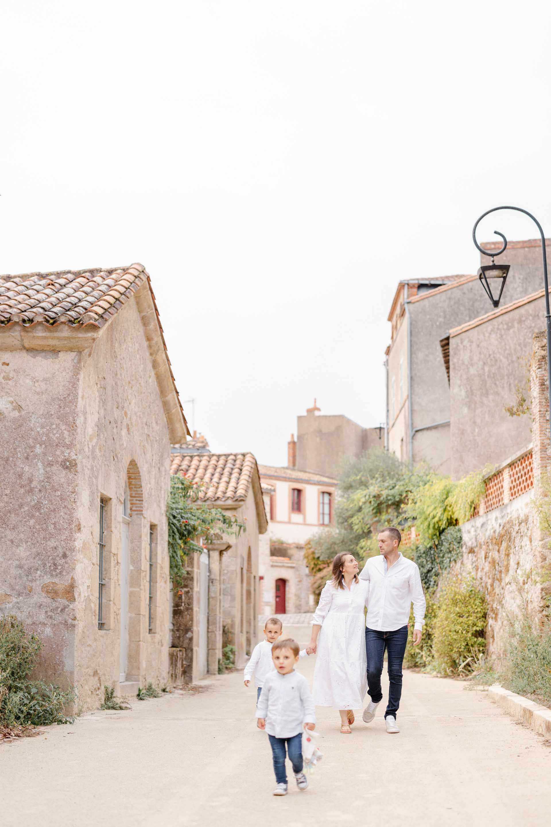 bonheur enfant amour se tenir la main famille