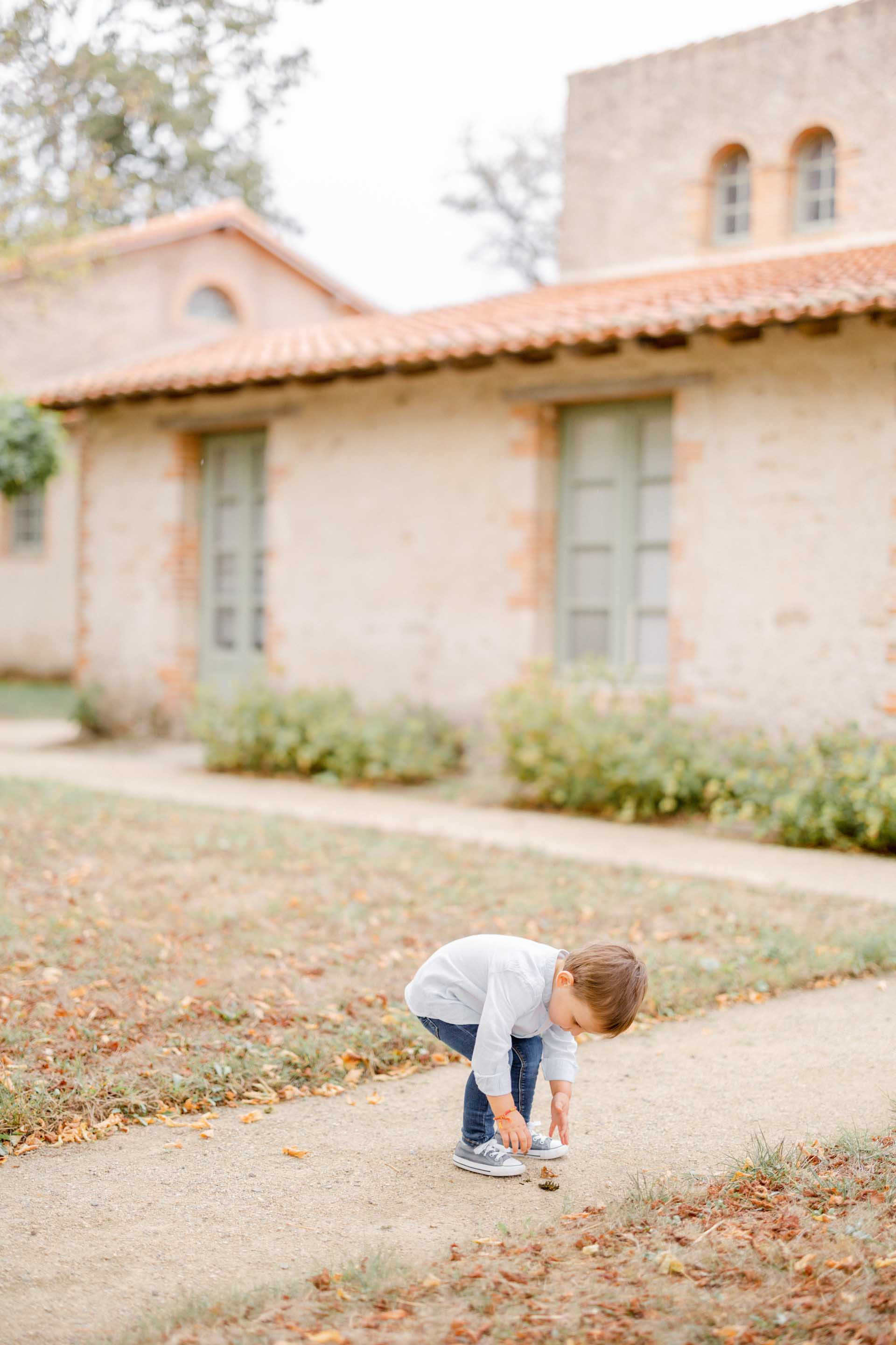 bonheur enfant gris marron nature