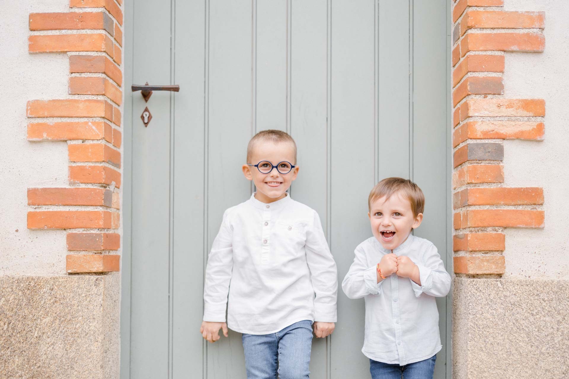 bonheur enfant sourire gris marron