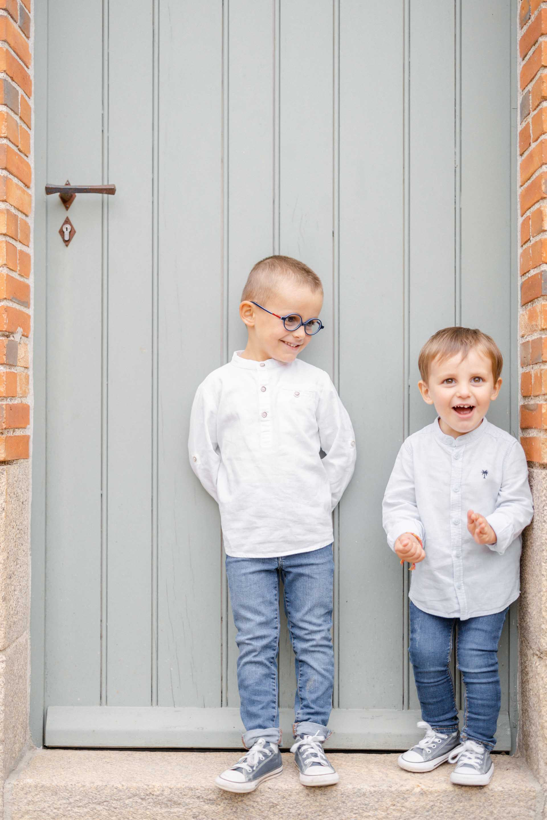 bonheur enfant sourire gris marron