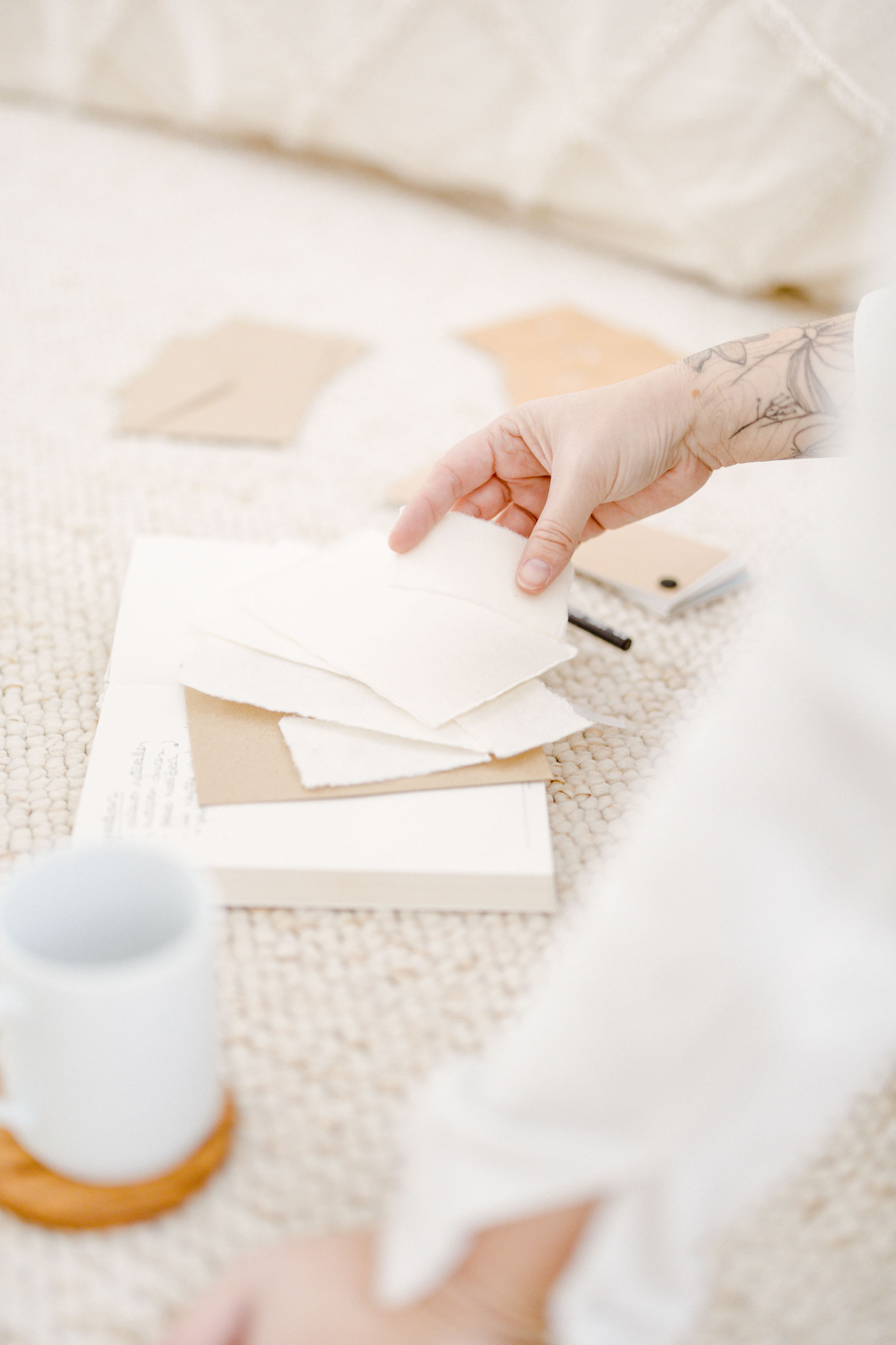 papier fournitures de bureau gris marron orange