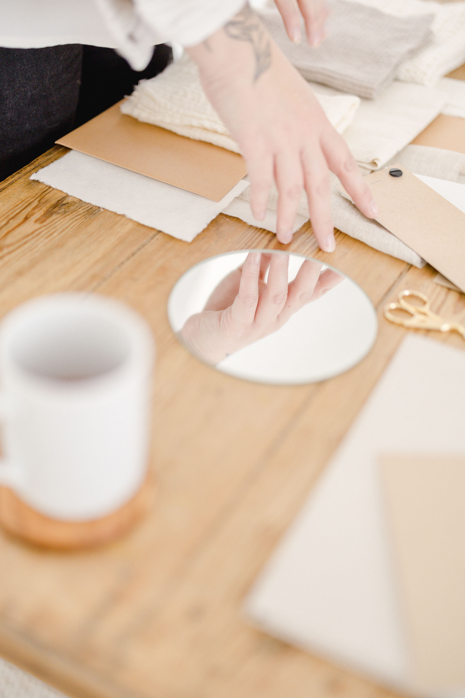 papier tasse fournitures de bureau noir gris
