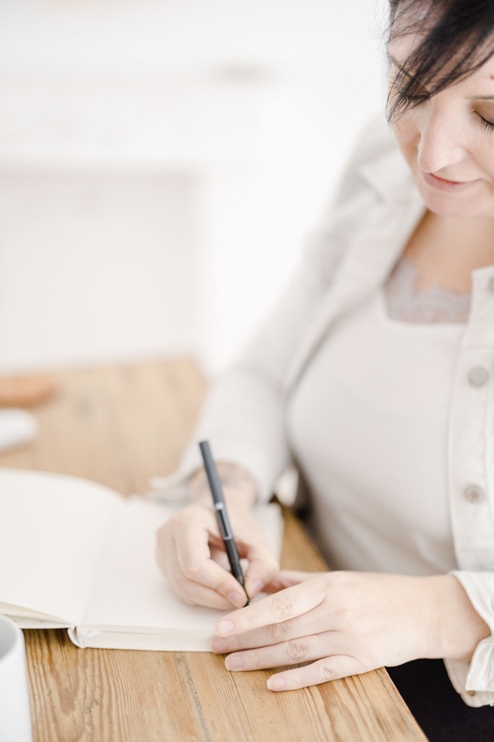 main fournitures de bureau stylo papier papeterie