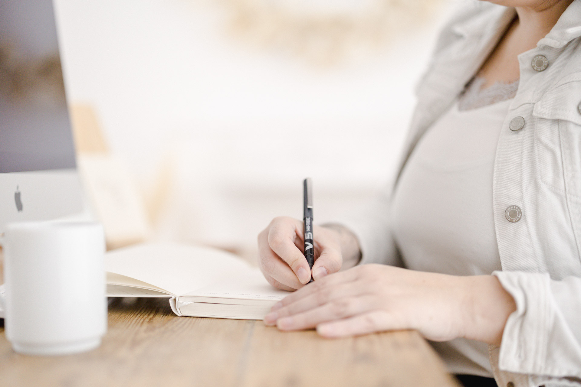 main fournitures de bureau matériel de bureau stylo papeterie