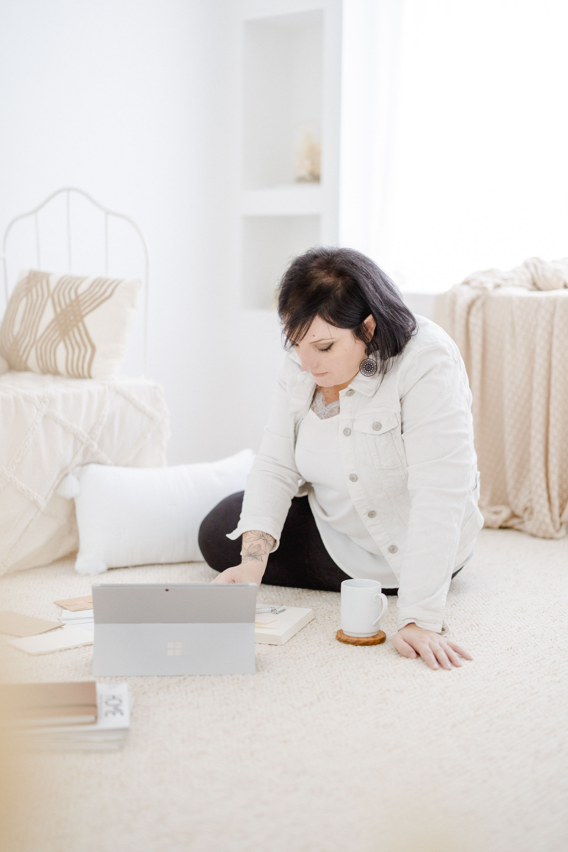meubles boîte gris marron coussin