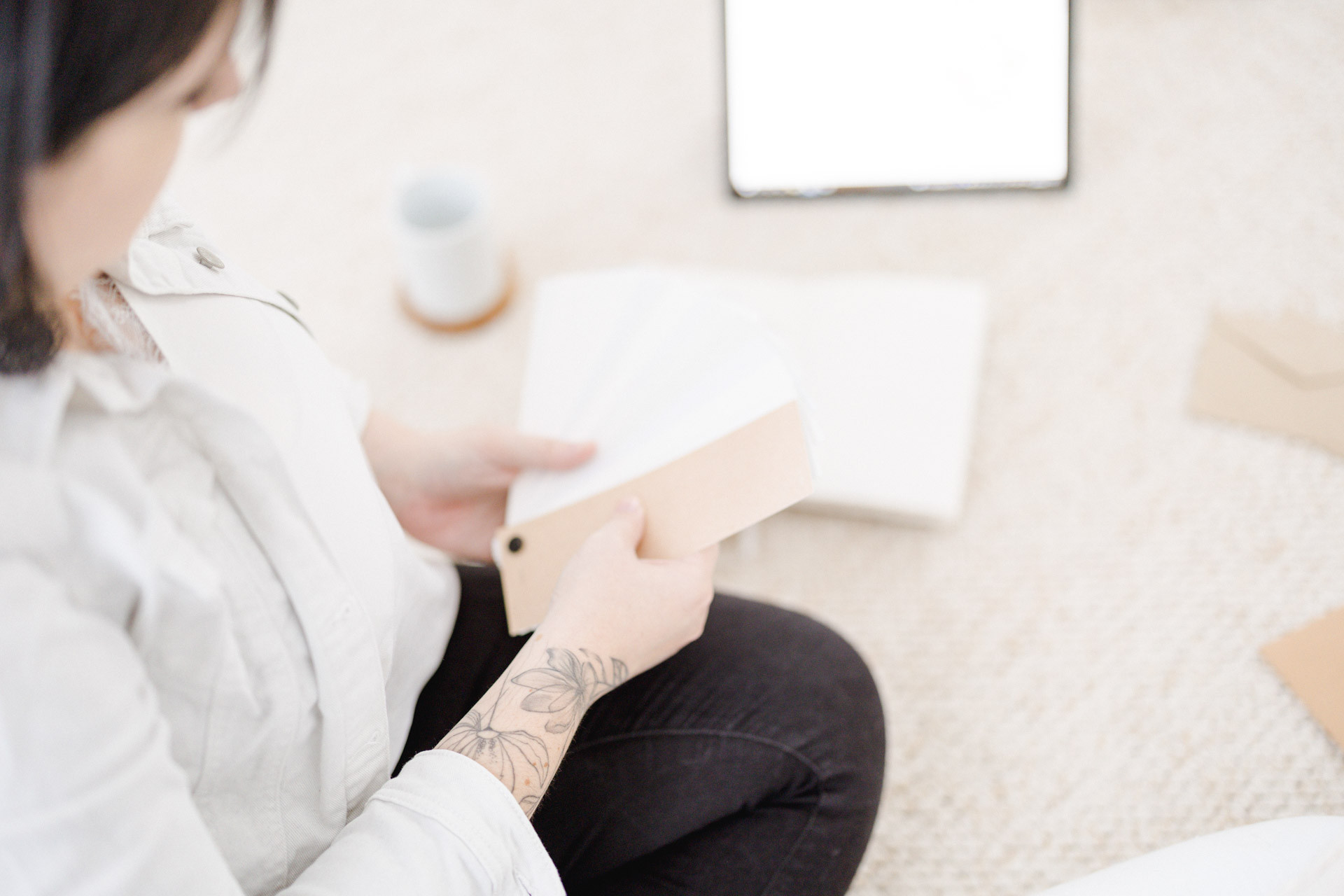 poignet papier fournitures de bureau beige gris