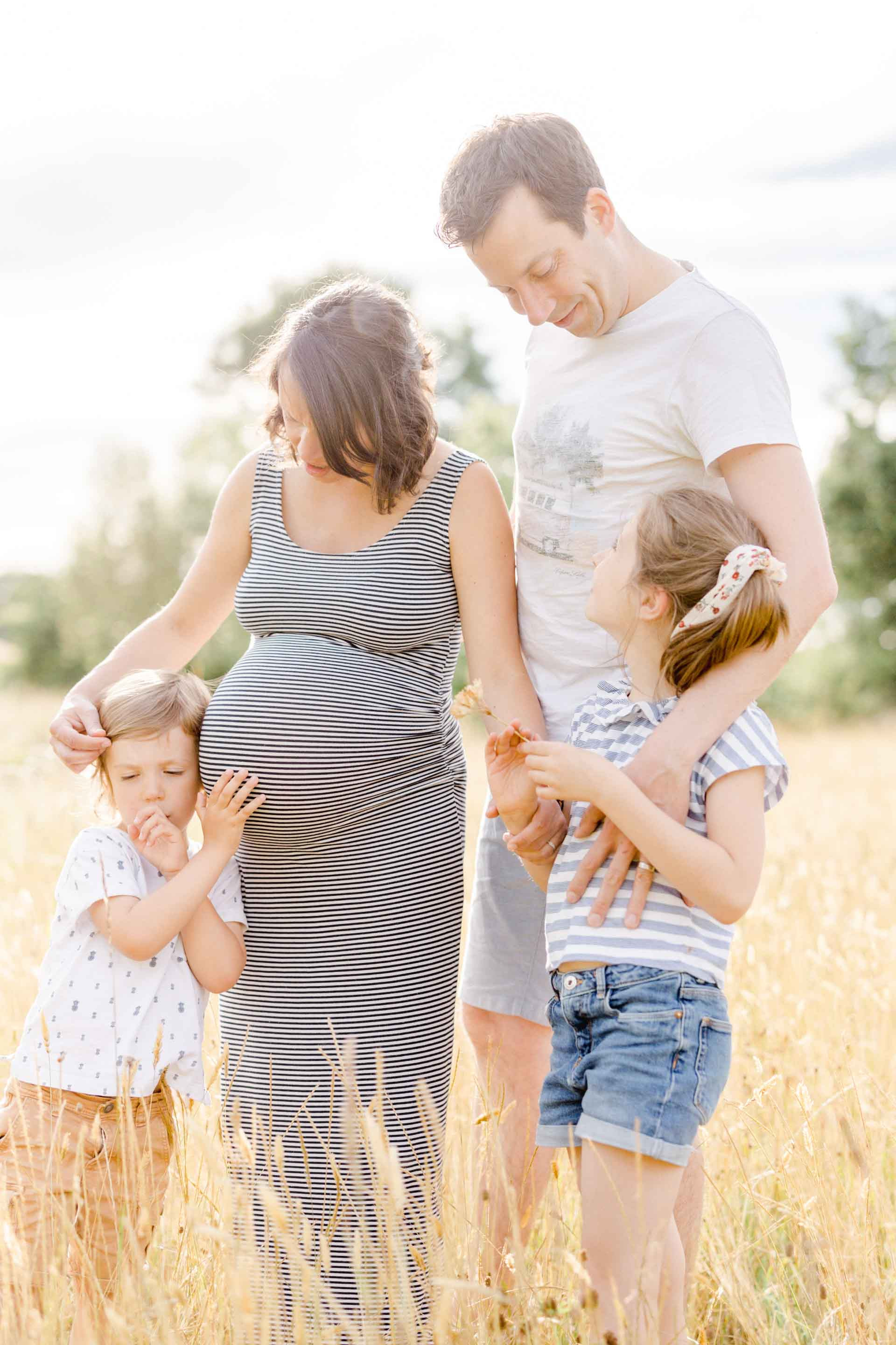 bonheur enfant robe famille se tenir la main