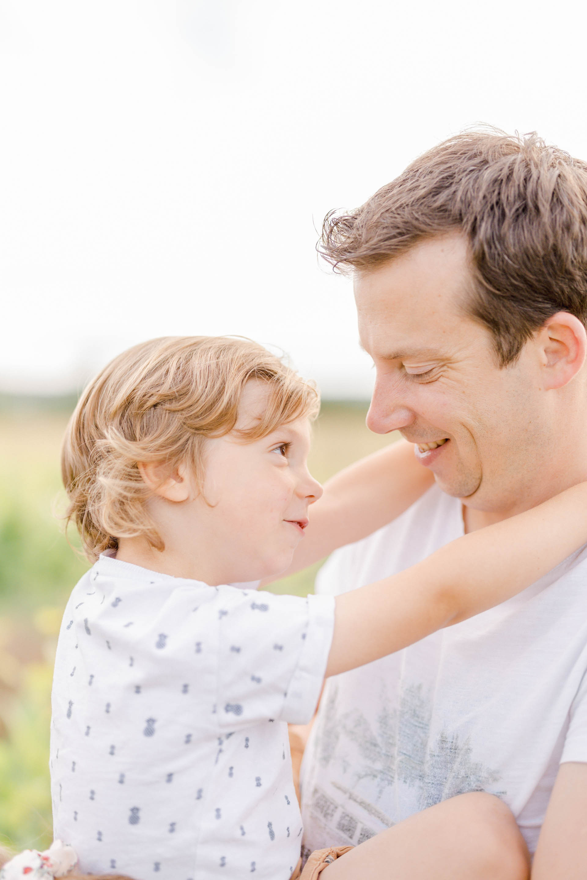 bonheur enfant sourire amour gris