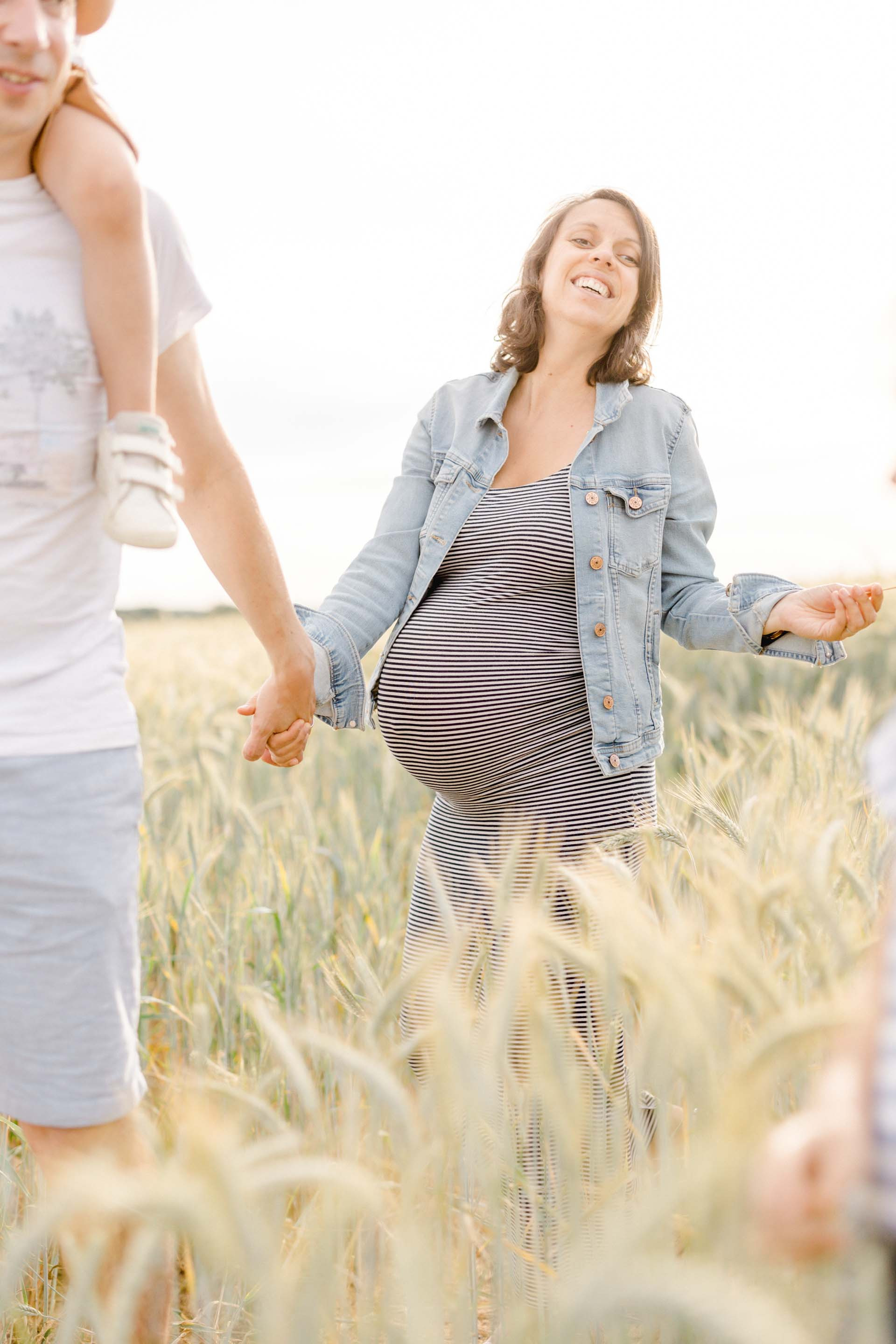bonheur amour enfant famille se tenir la main