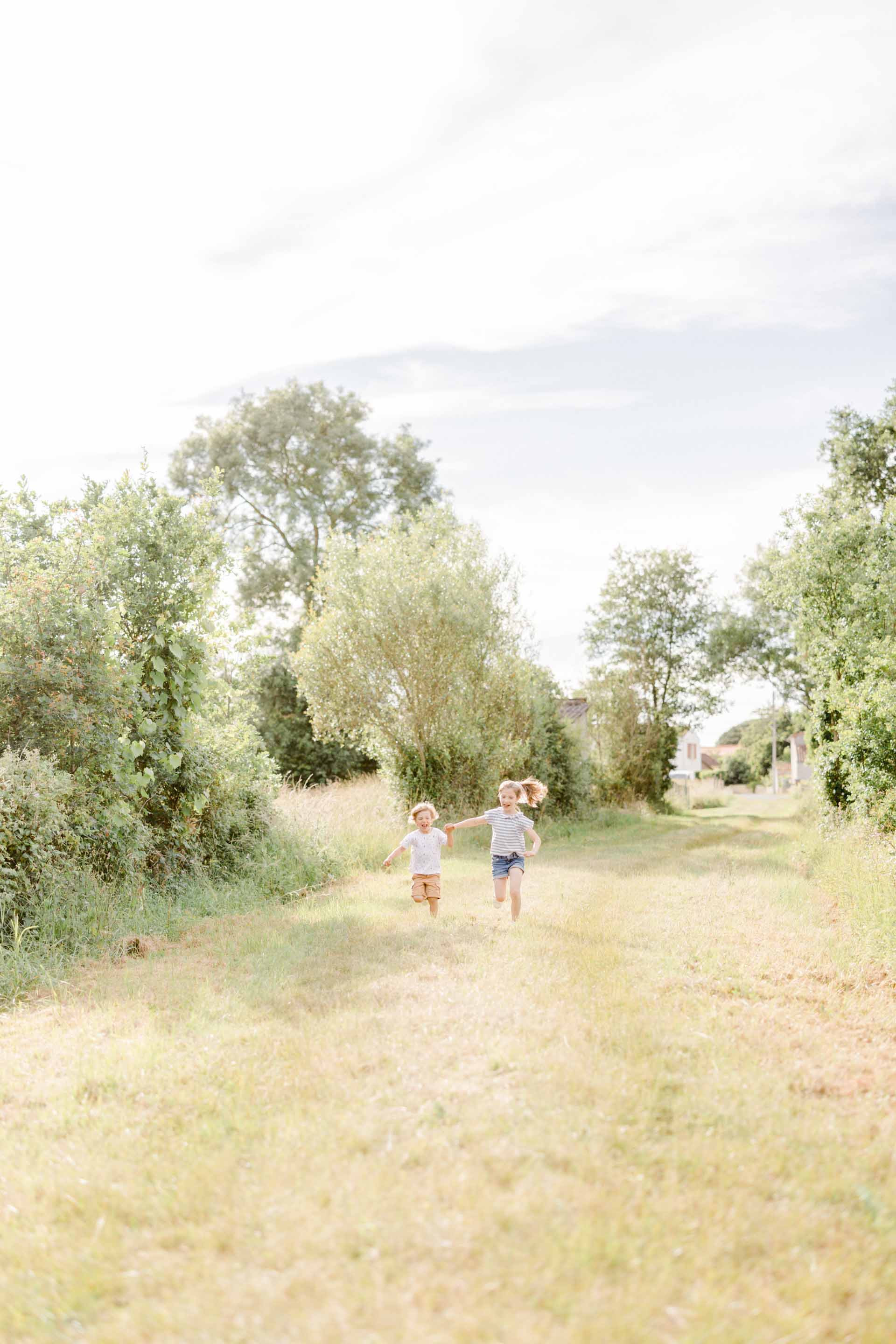 enfant prairie se tenir la main bonheur gris