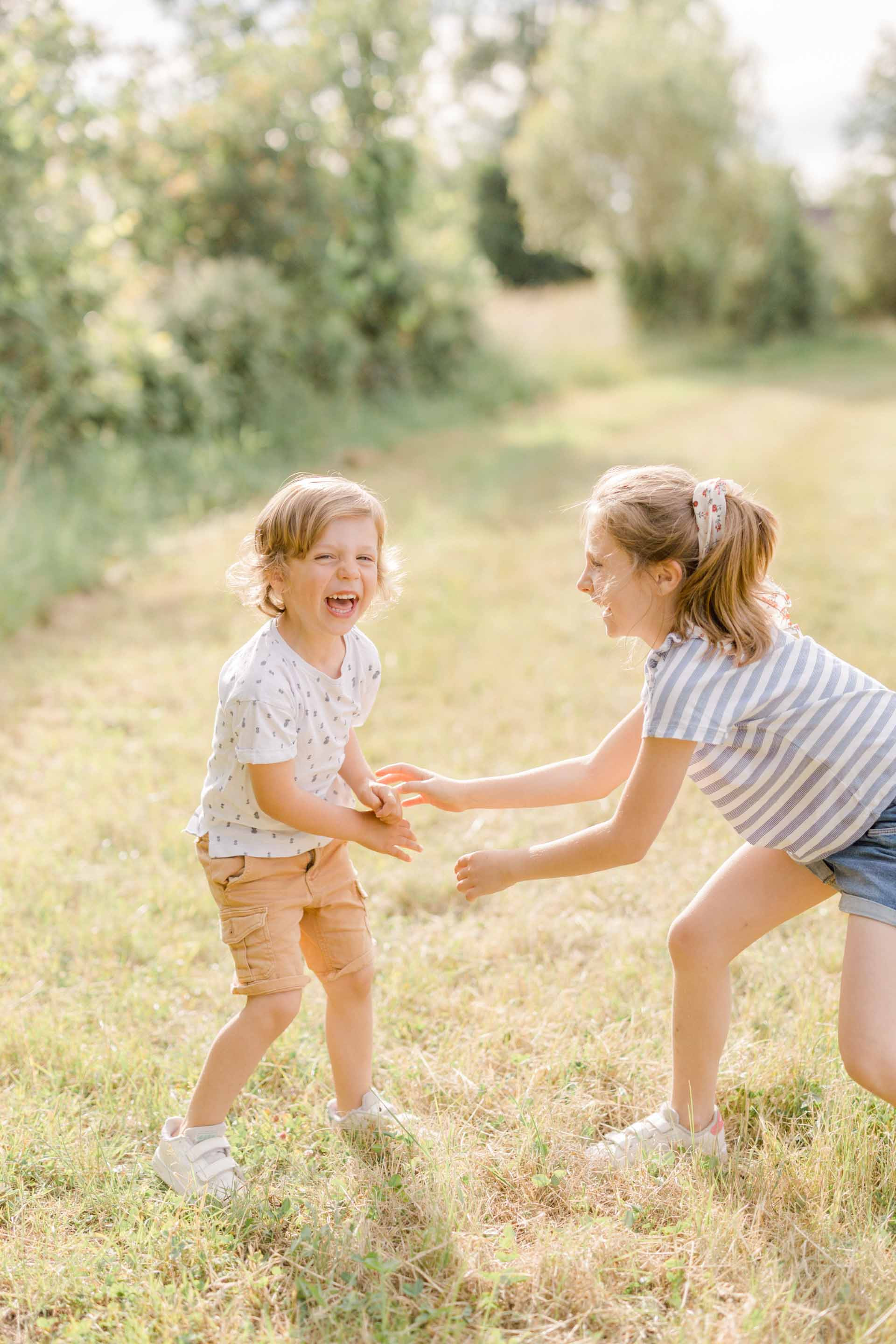 bonheur enfant se tenir la main amour beige