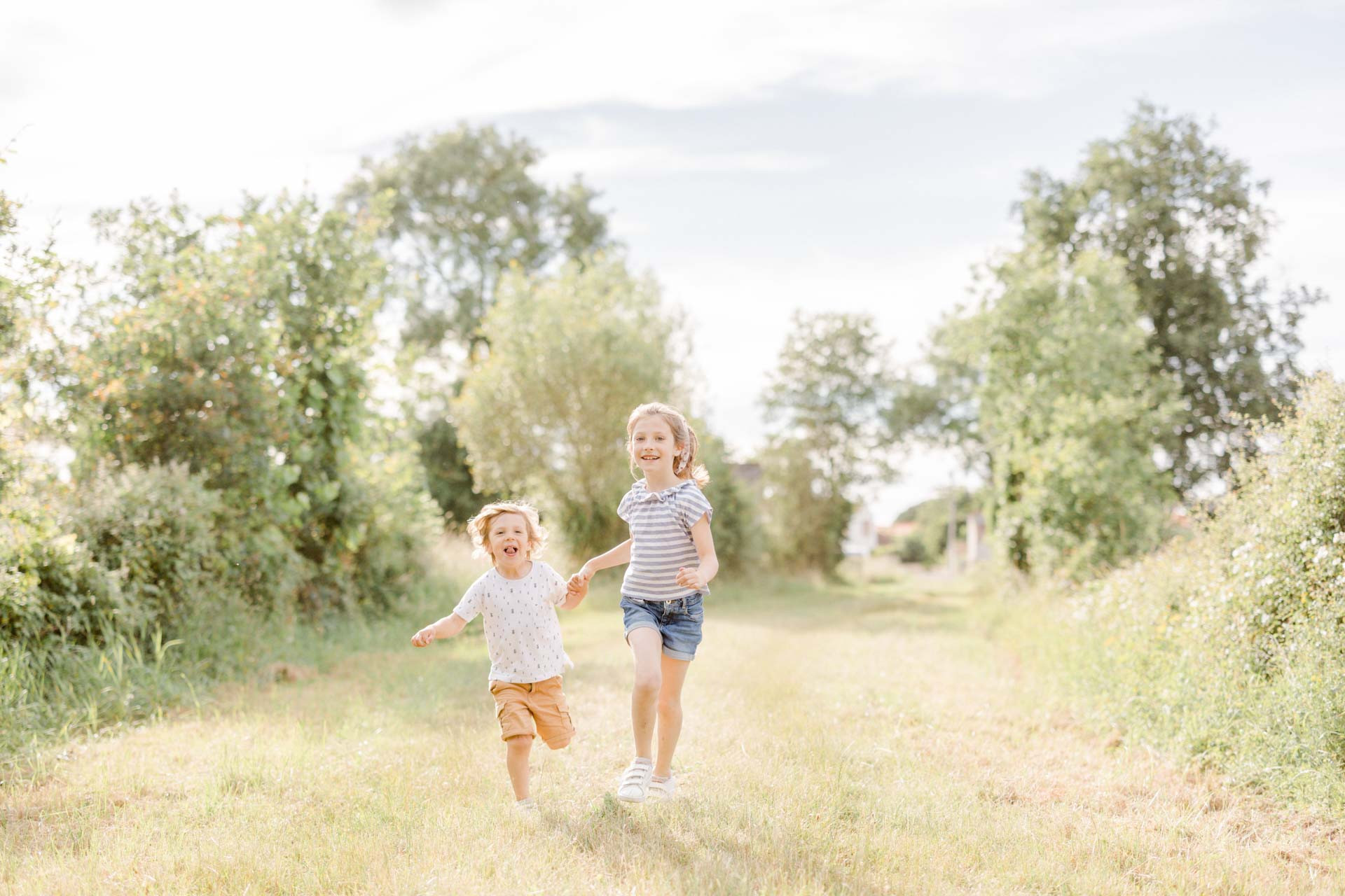 bonheur enfant prairie gris nature