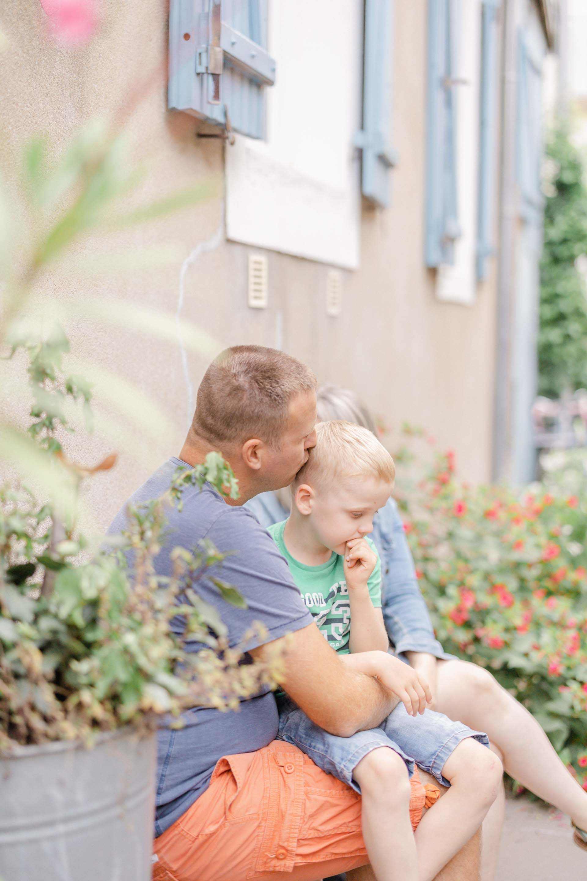 bonheur enfant gris marron nature