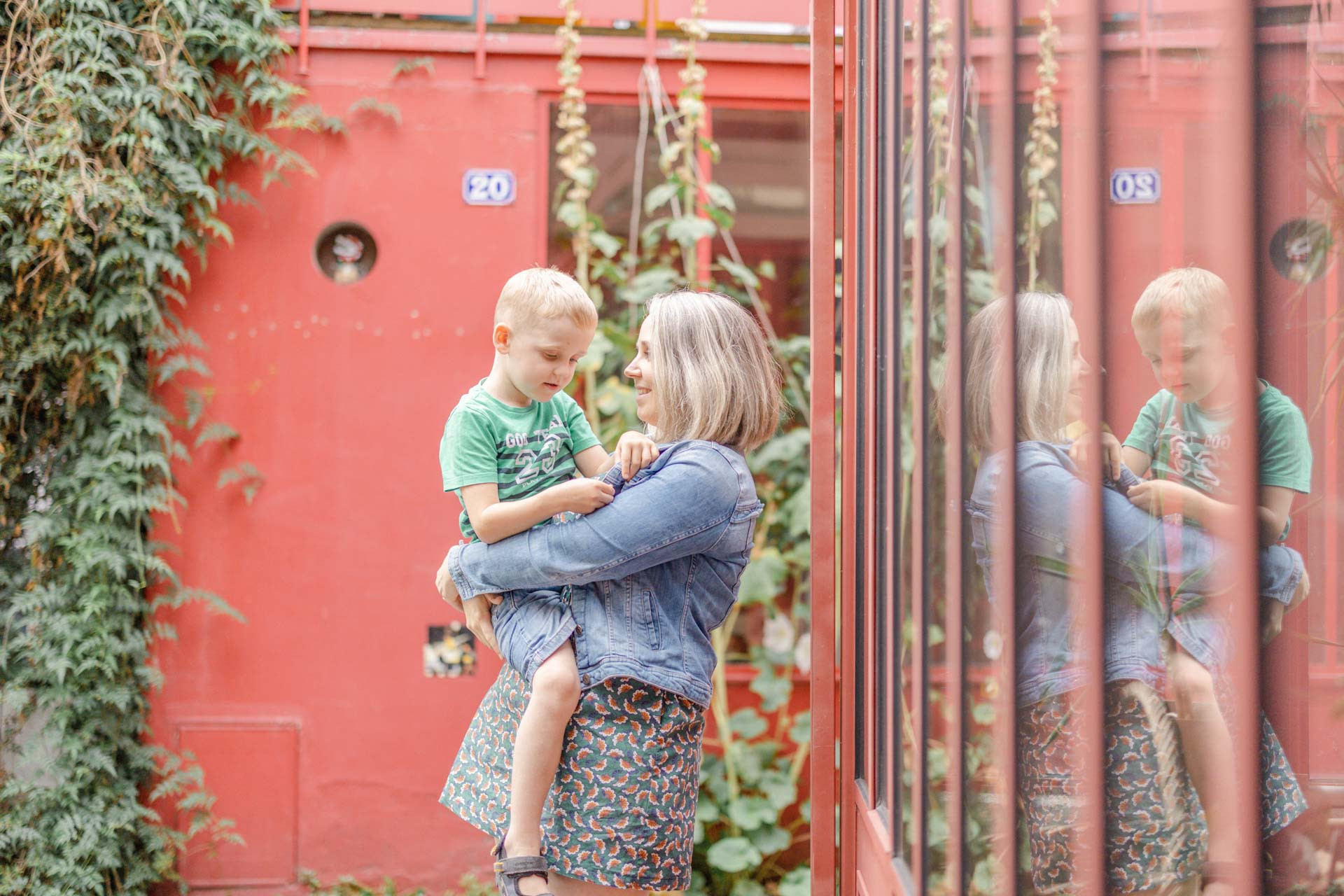 enfant bonheur rose gris marron