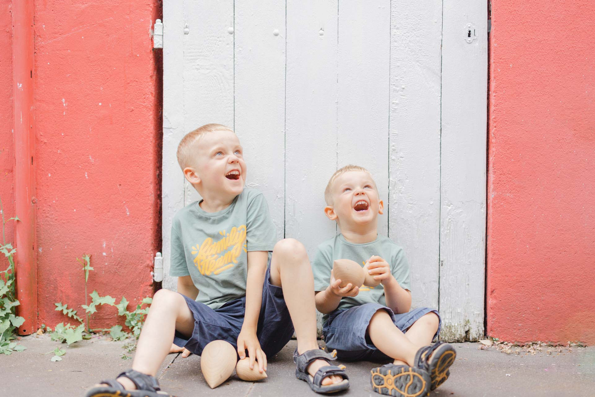 bonheur enfant sourire marron gris