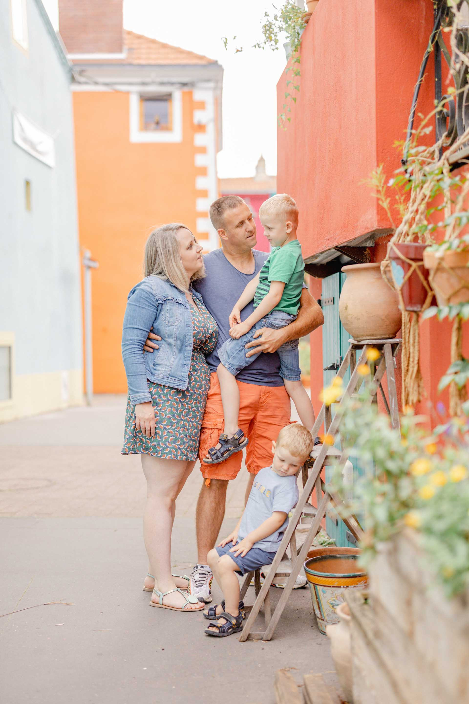 bonheur enfant sourire robe famille