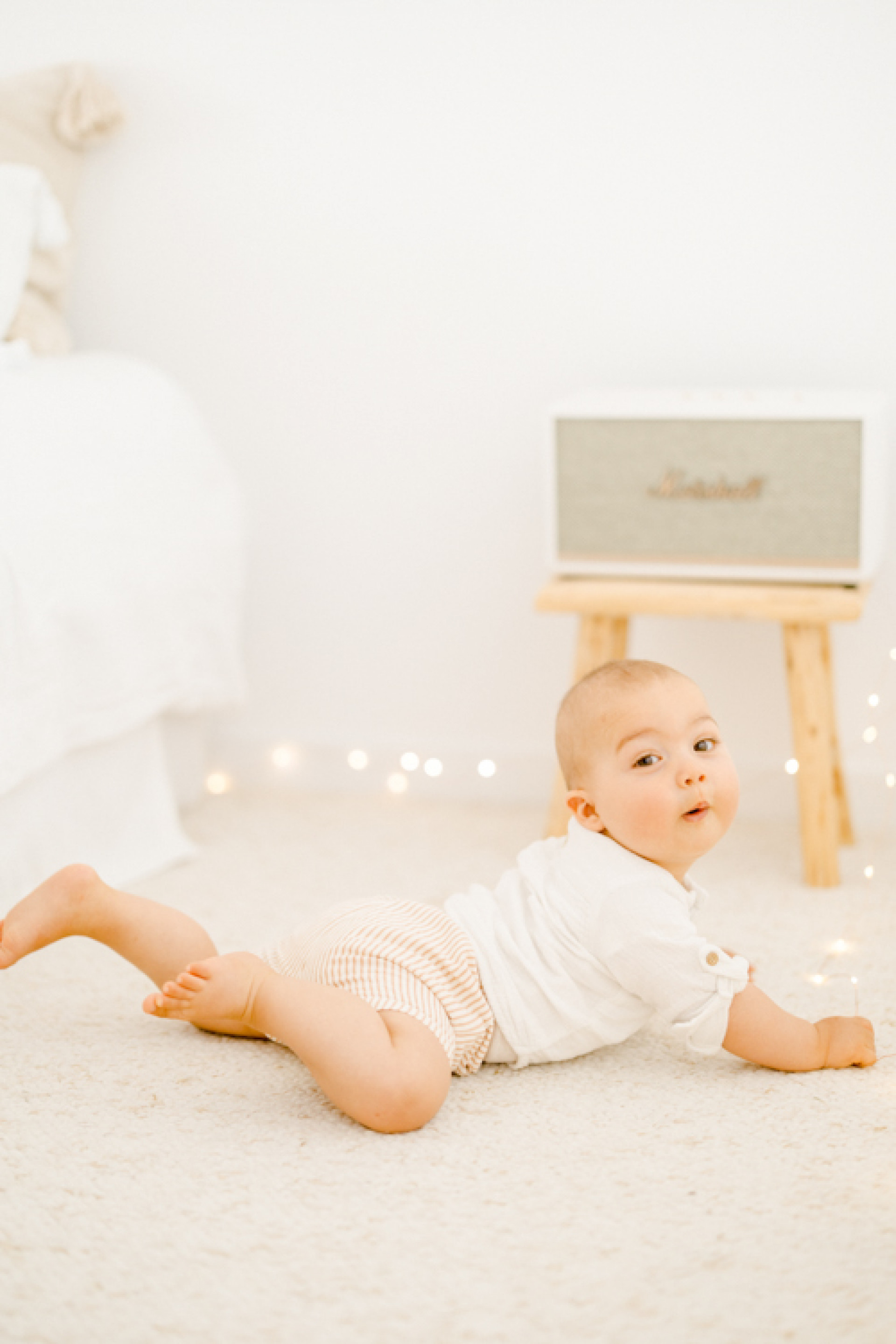 enfant bonheur beige rose gris