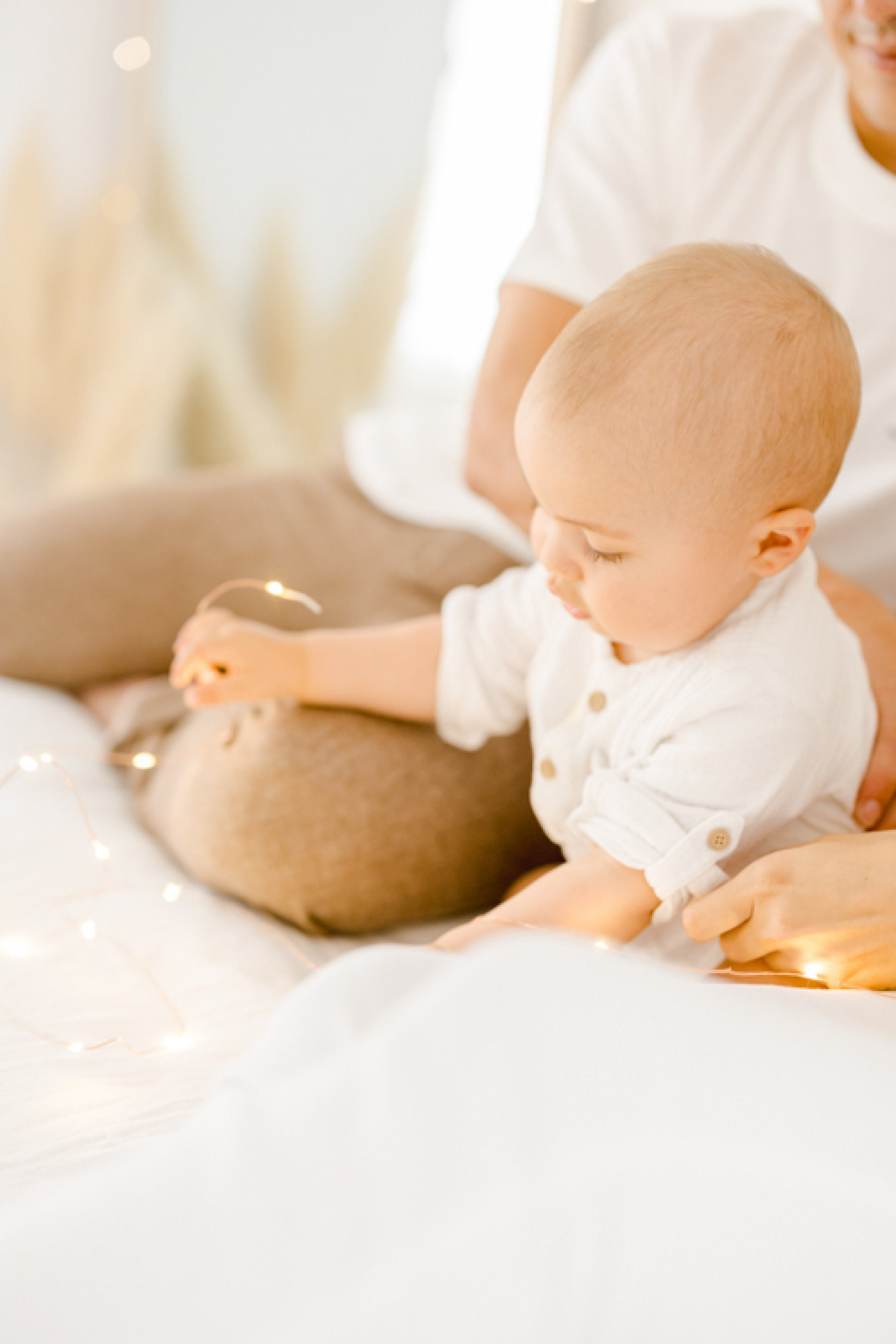 enfant bonheur beige marron rose