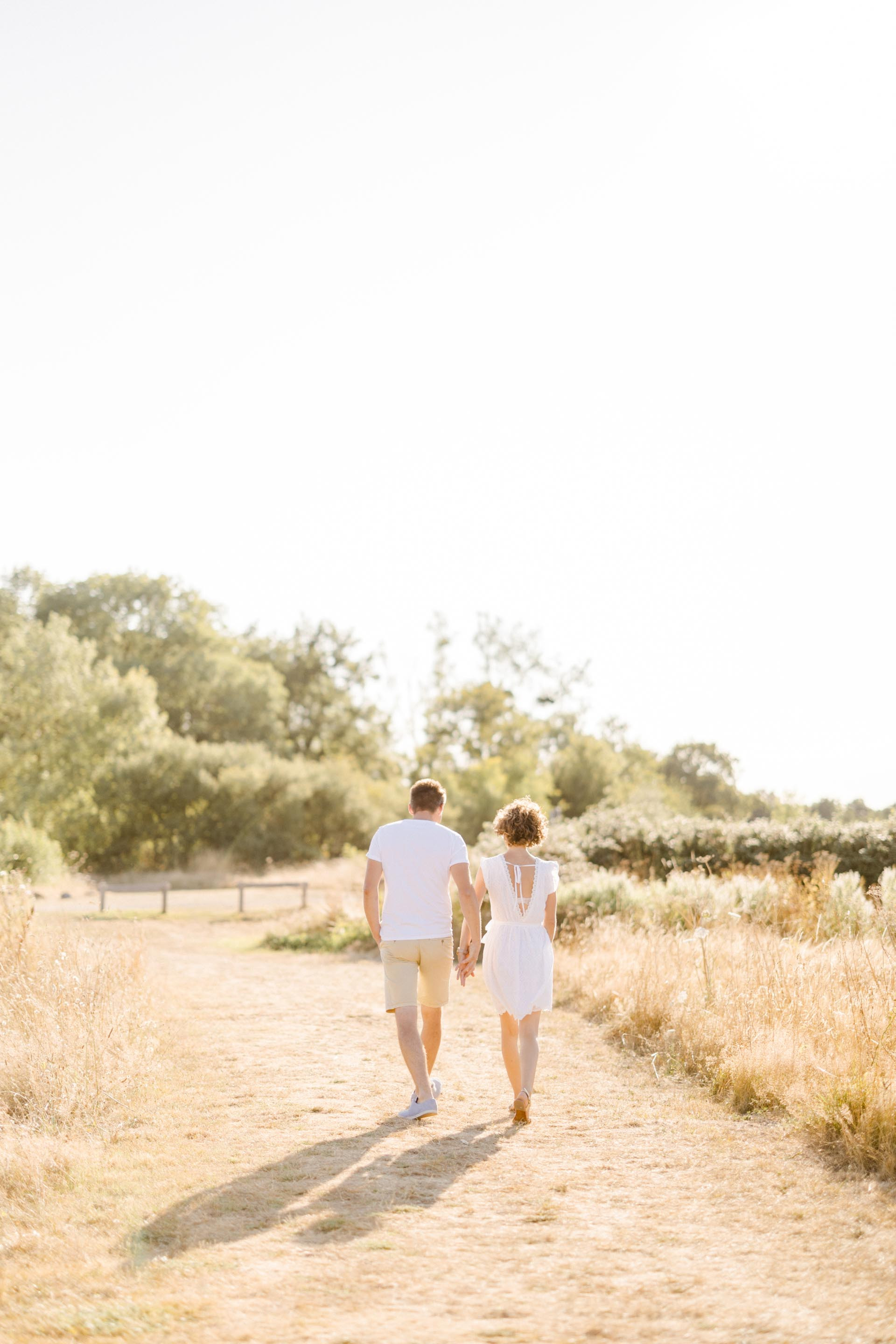 événement amour bonheur chemin de terre se tenir la main
