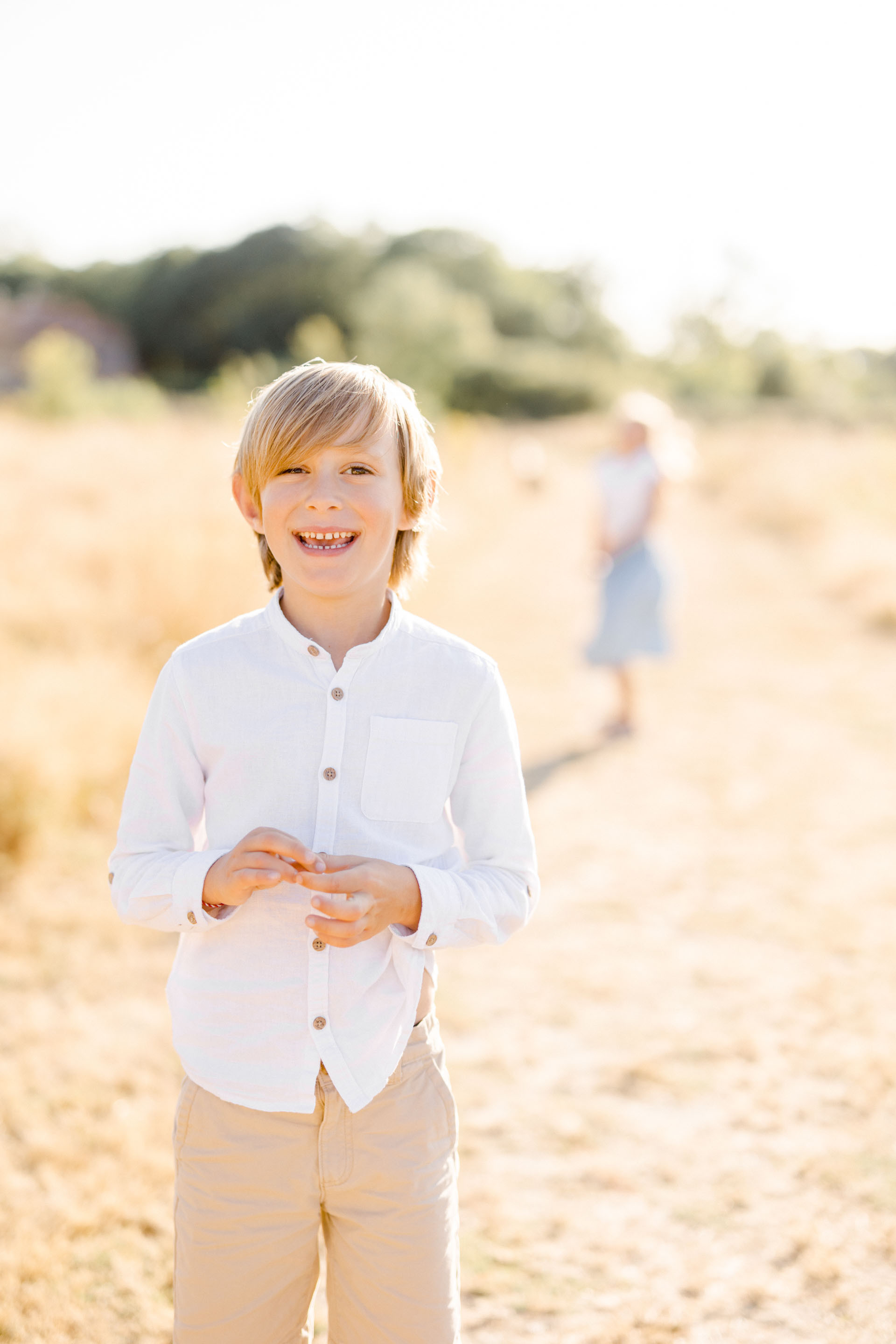bonheur sourire enfant bouton beige