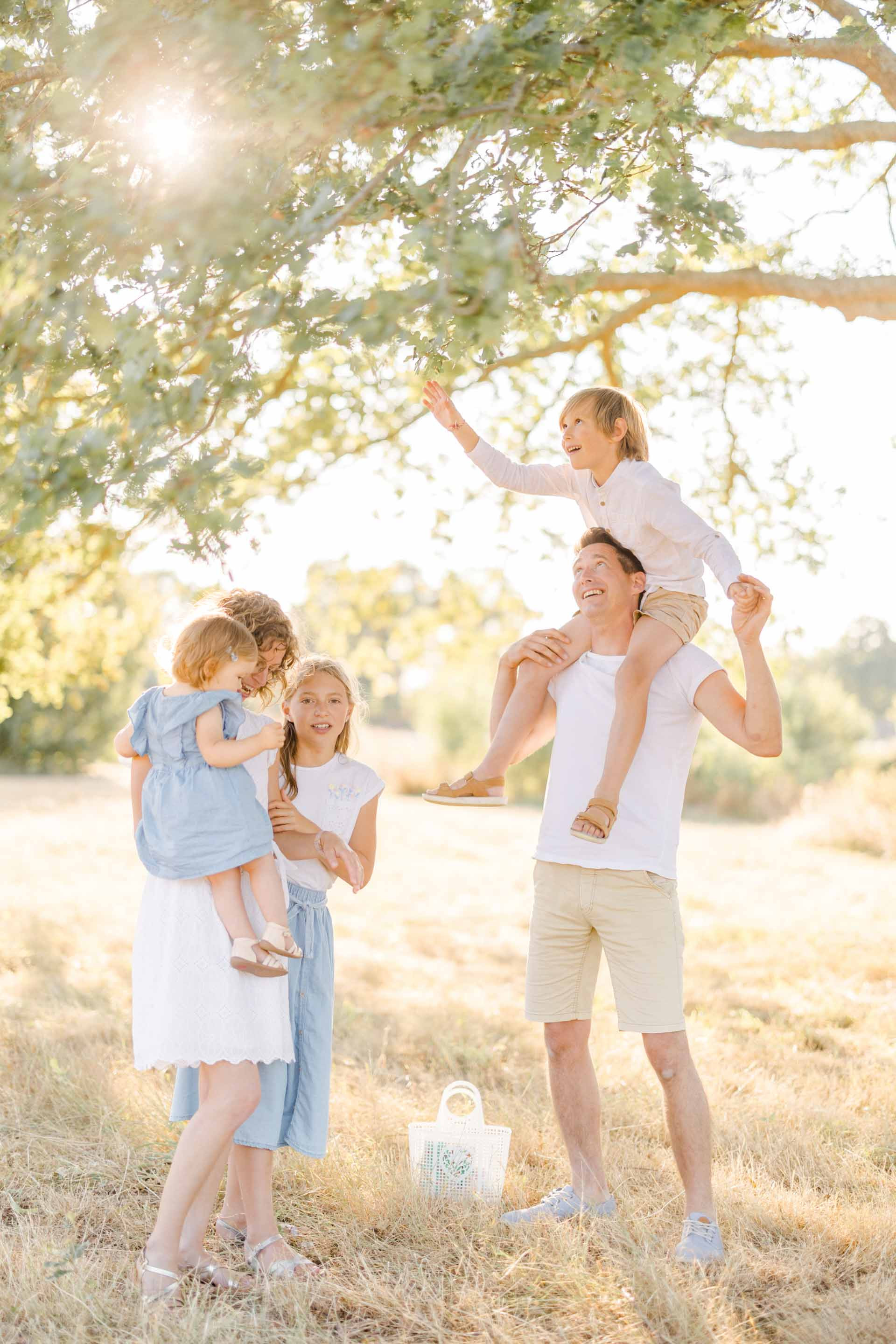 bonheur événement robe enfant sourire