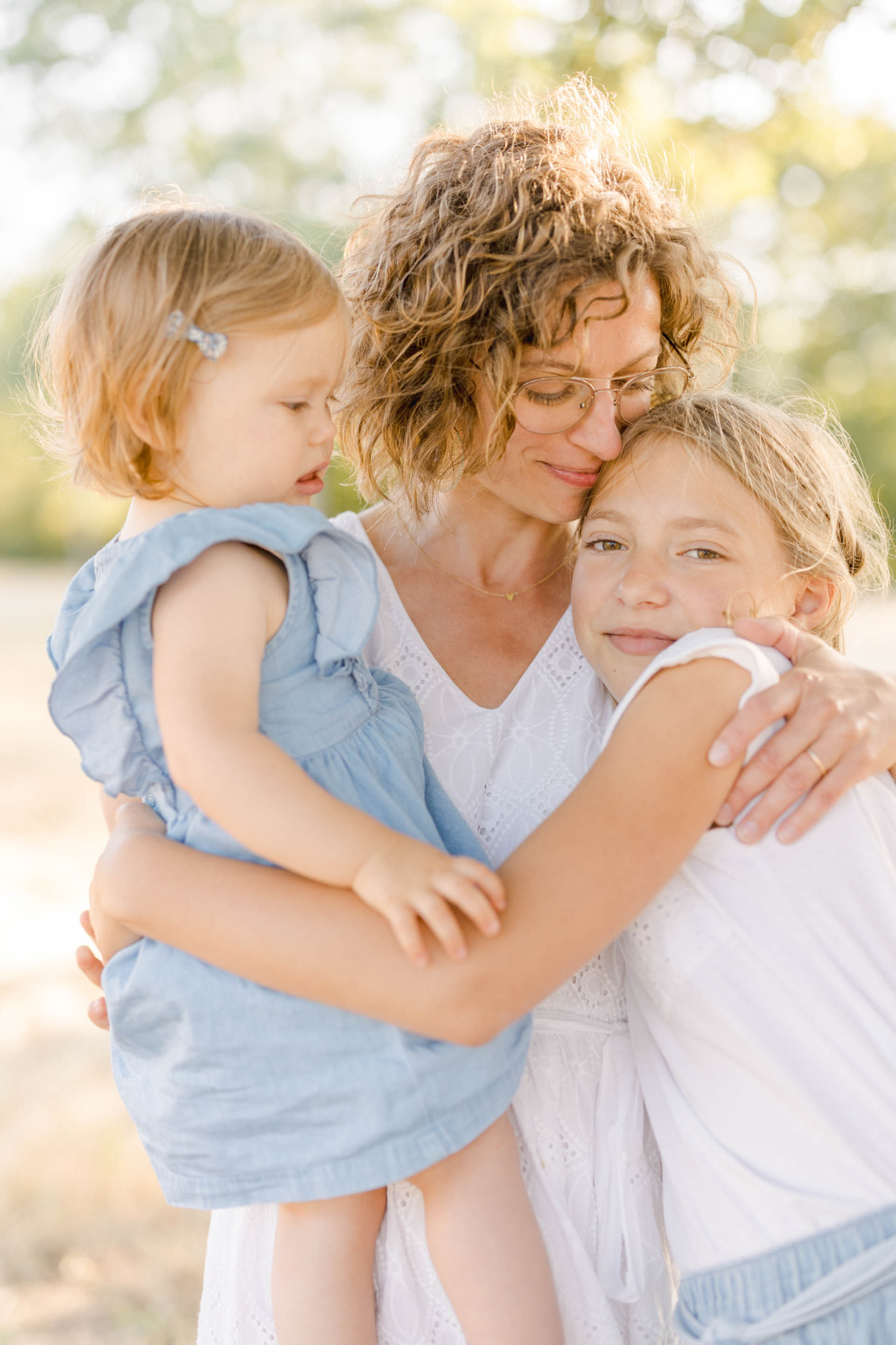 cheveux bonheur main sourire enfant