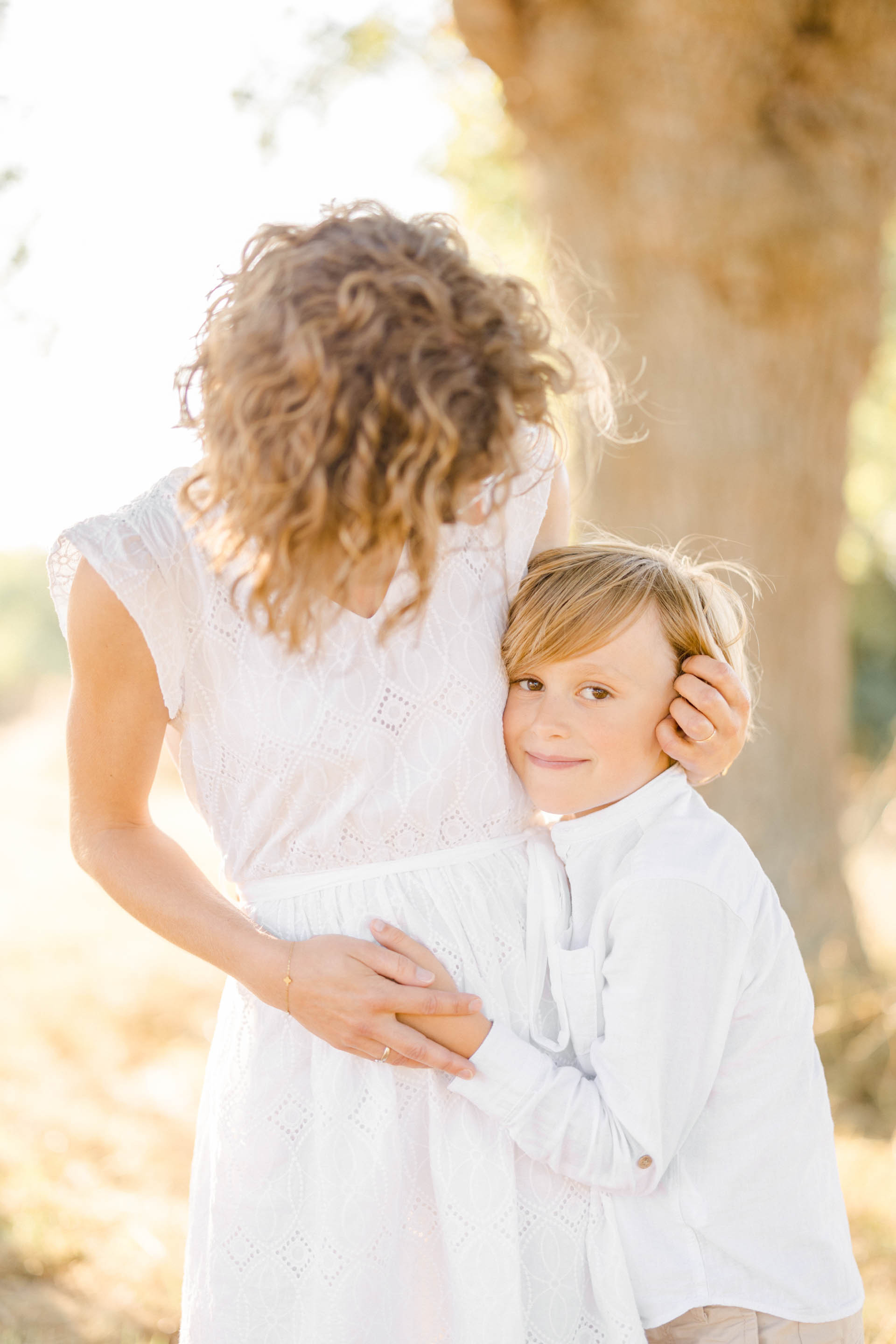 bonheur sourire enfant robe beige