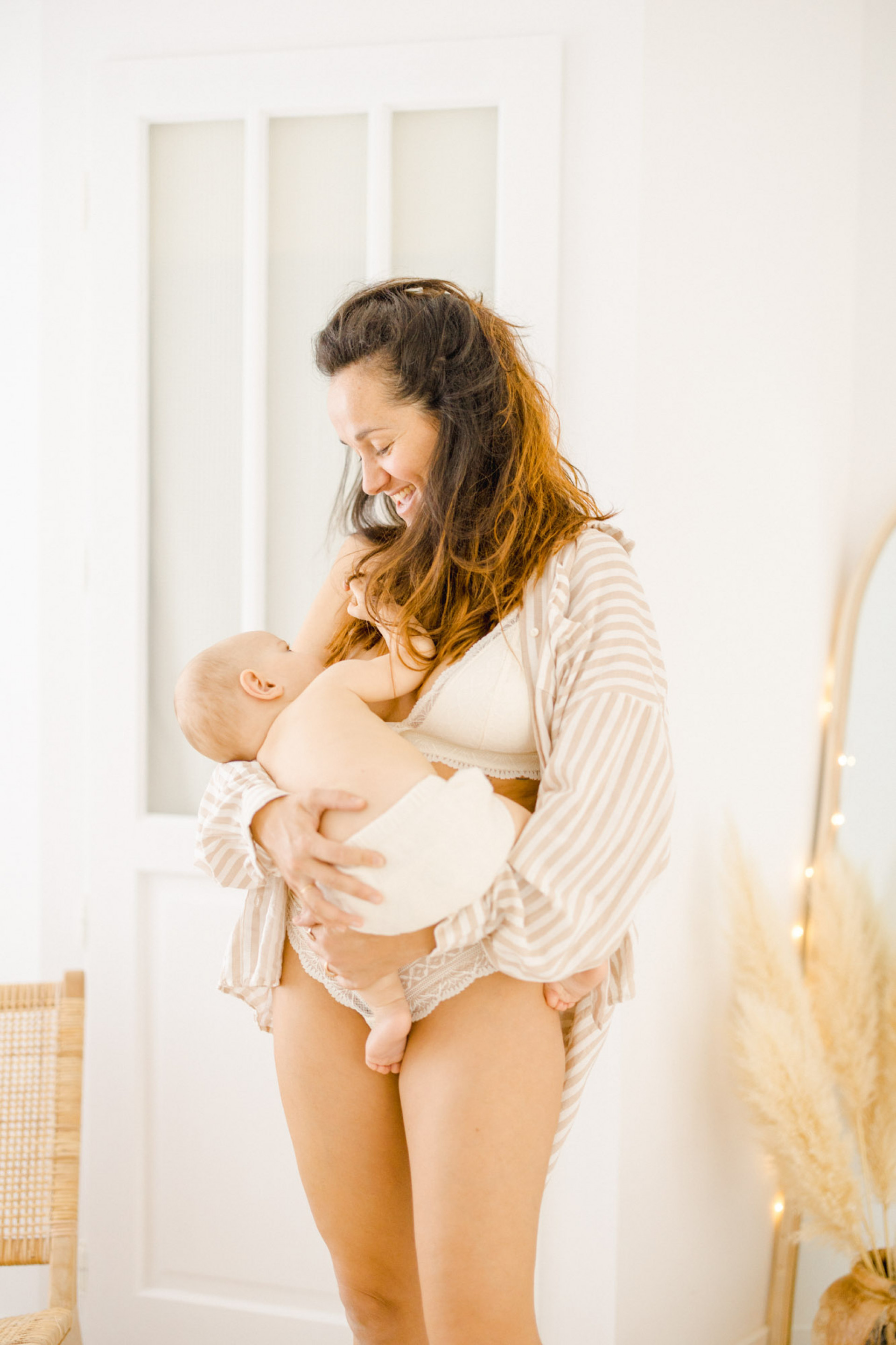 main bonheur enfant beige marron