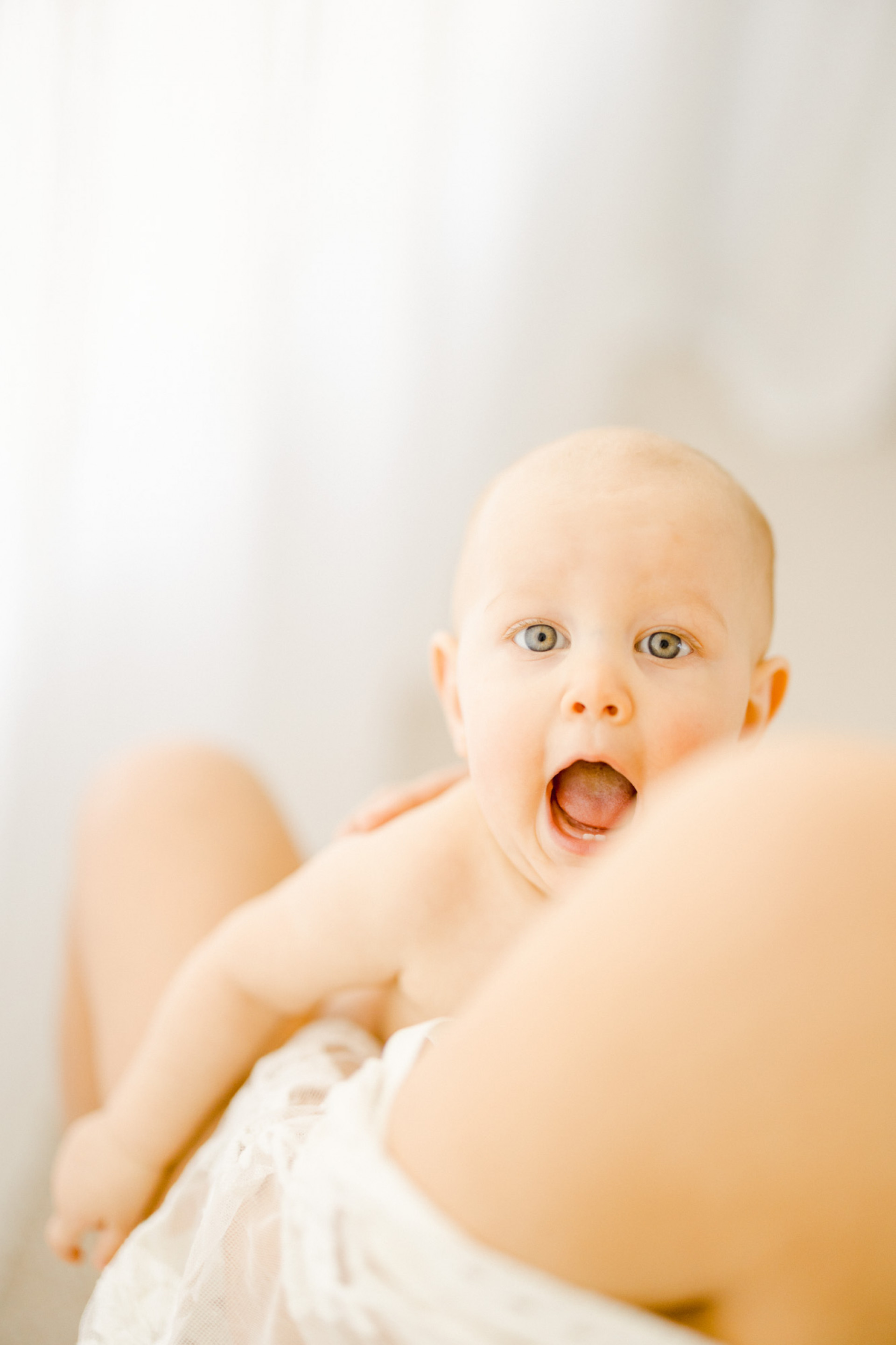 enfant sourire bonheur beige rose