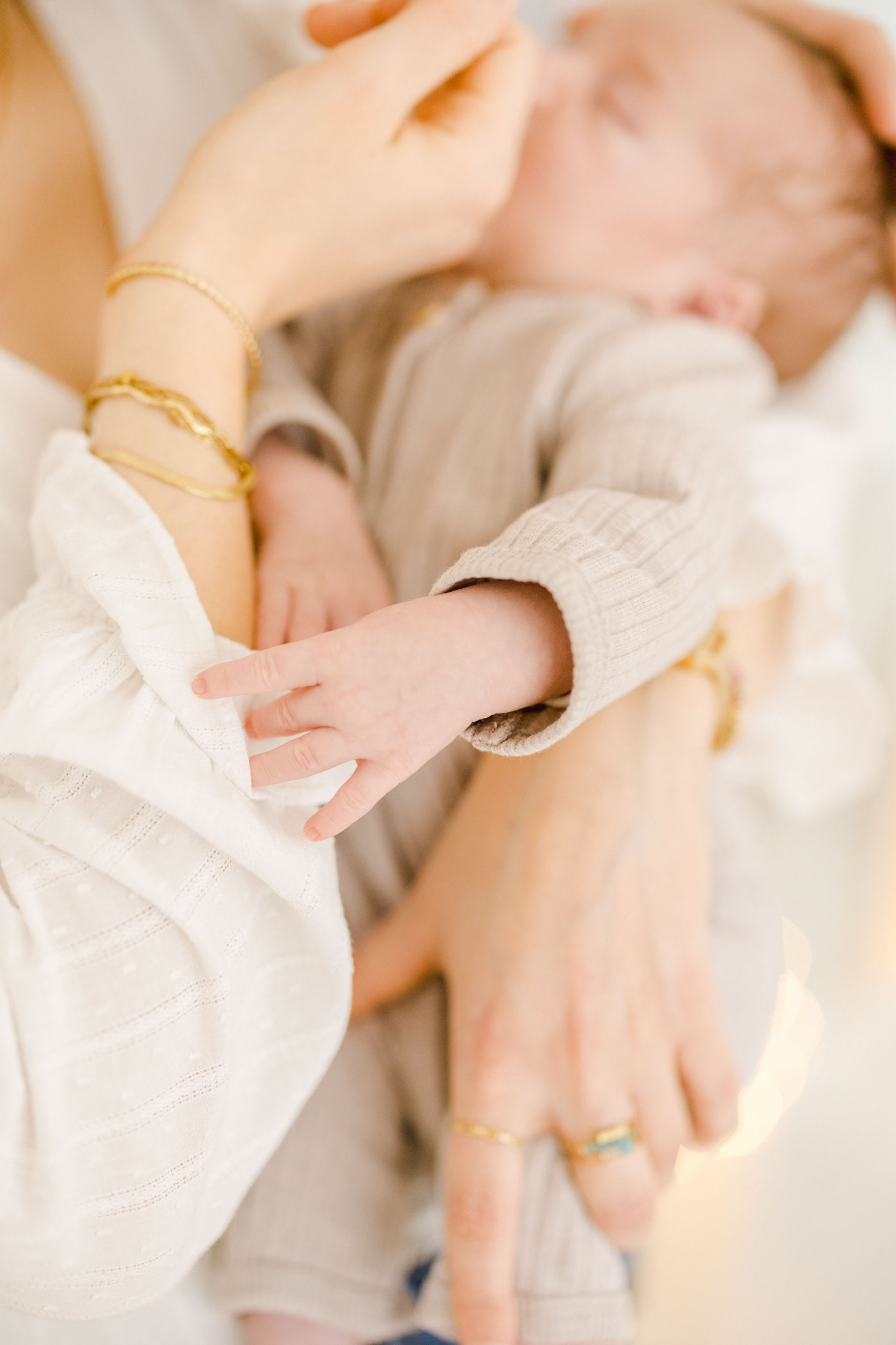 main enfant poignet bracelet gris