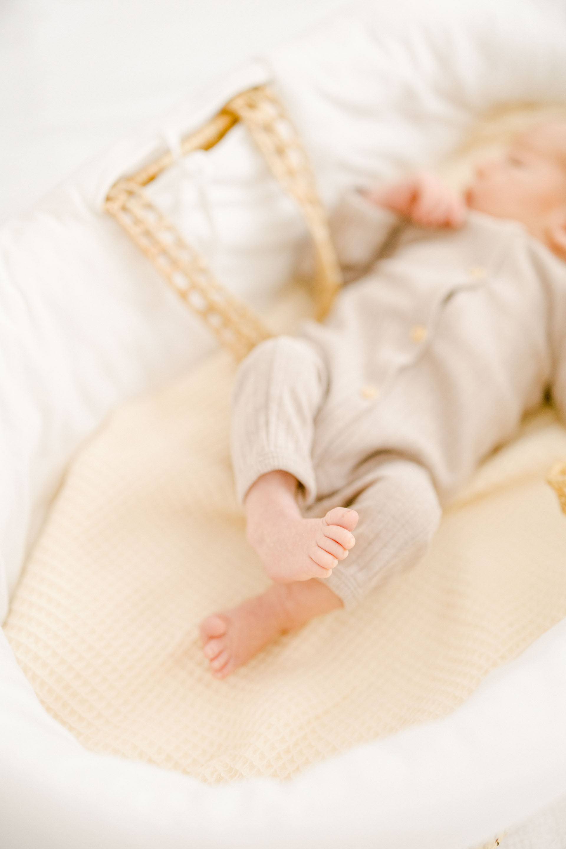 enfant beige gris rose lit