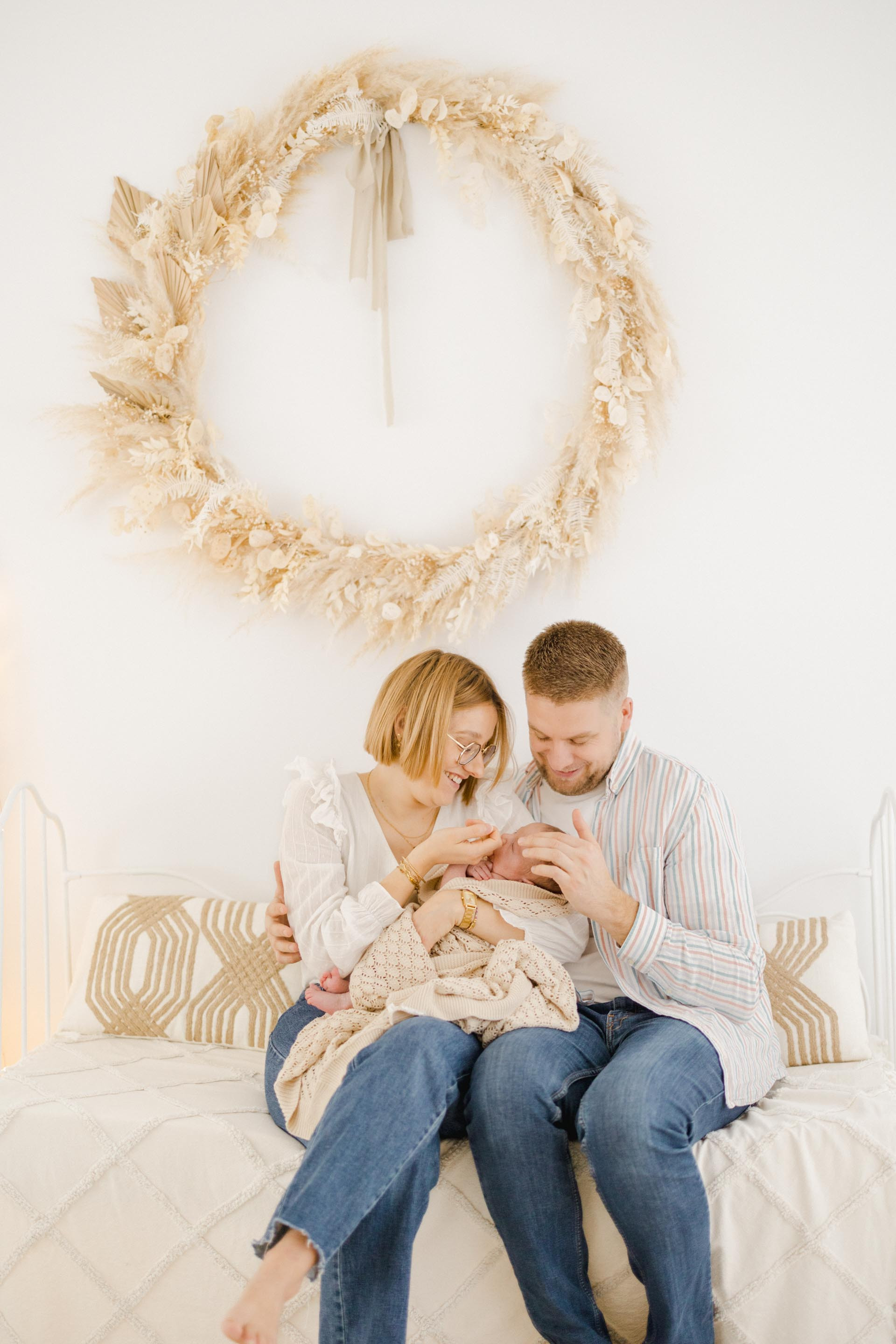 bonheur enfant amour coussin marron