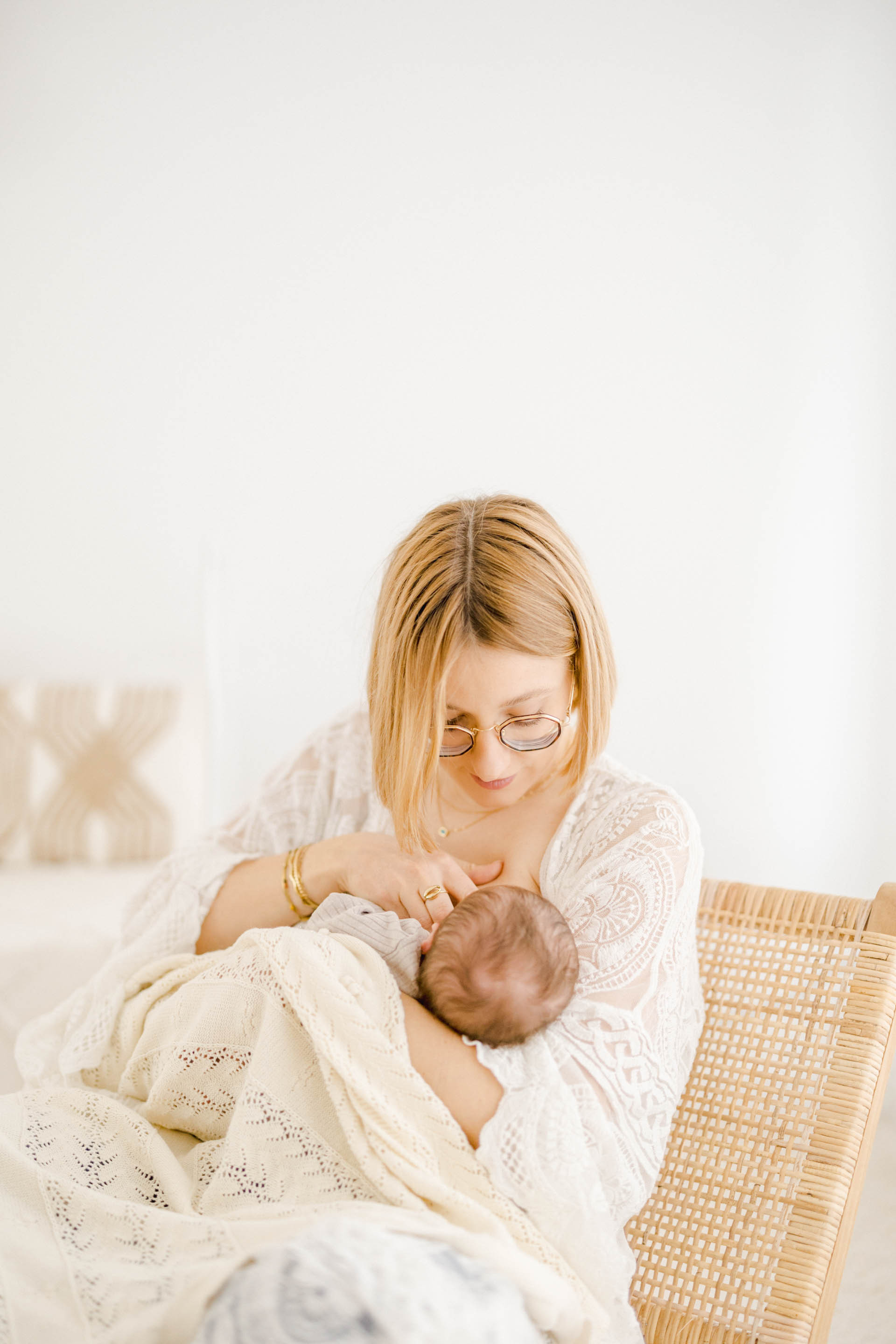 enfant bonheur beige gris marron