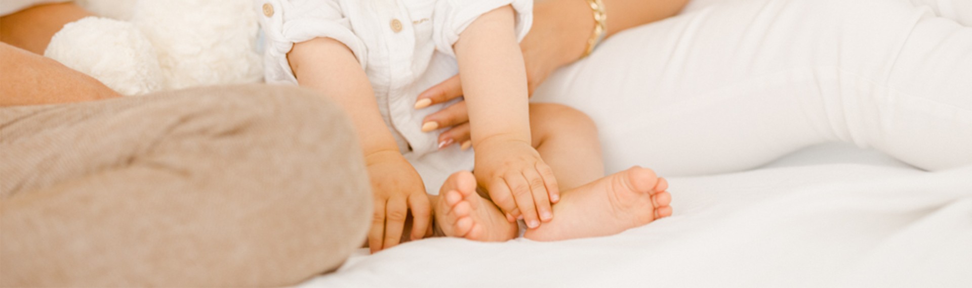 enfant lit bonheur marron gris