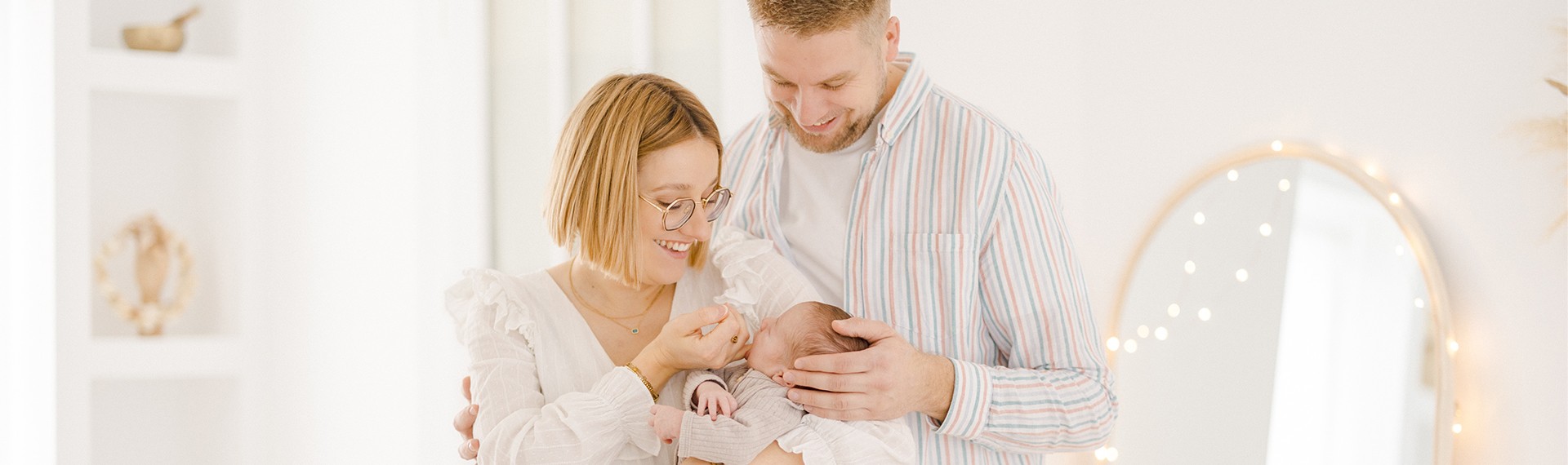 enfant bonheur naissance famille beige