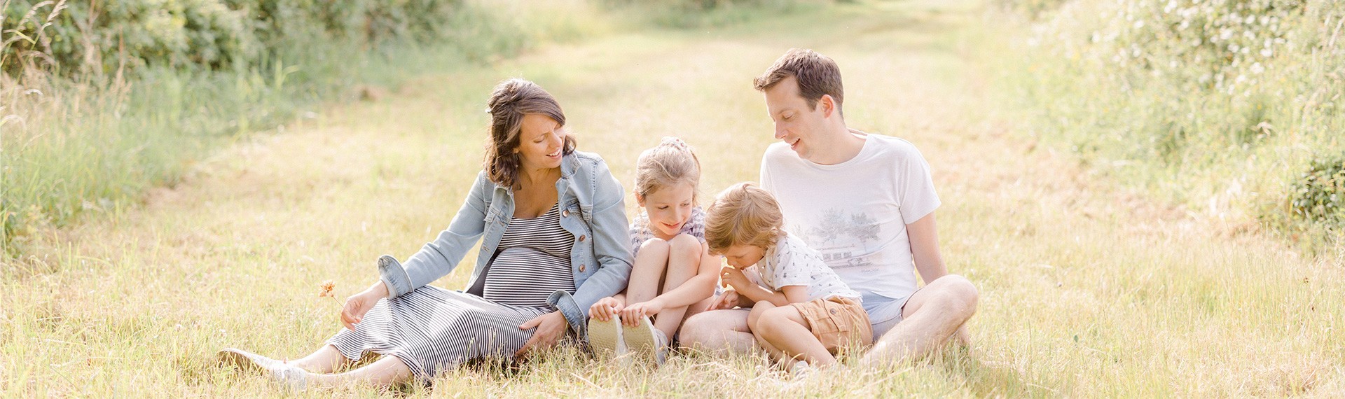 bonheur enfant sourire famille gris