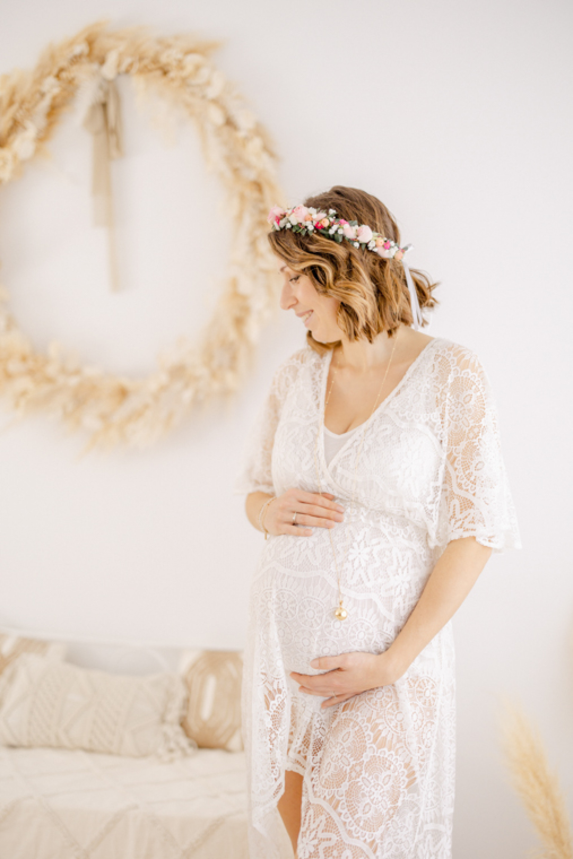 blanc robe rose cheveux longs dentelle