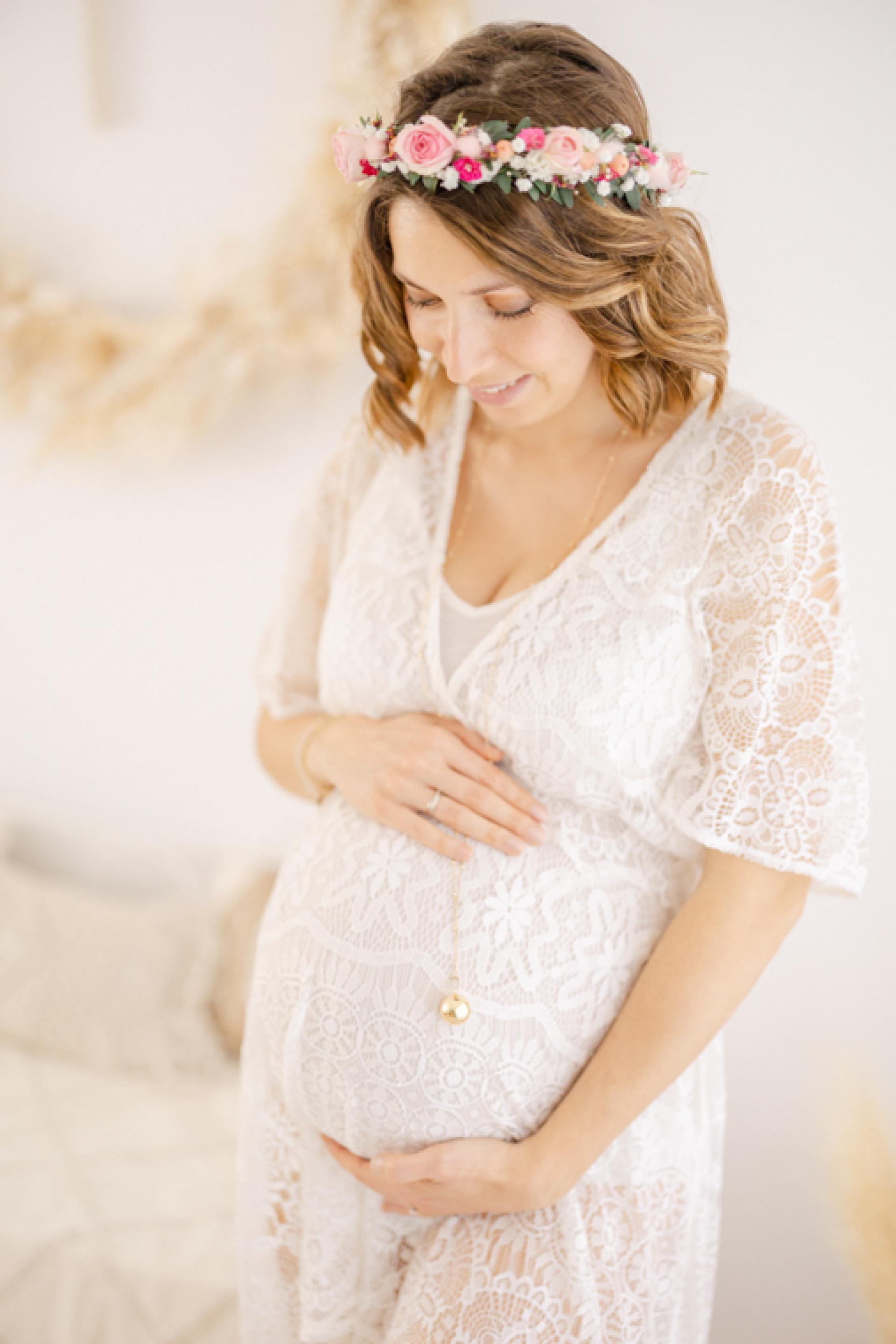 blanc robe rose dentelle cheveux longs