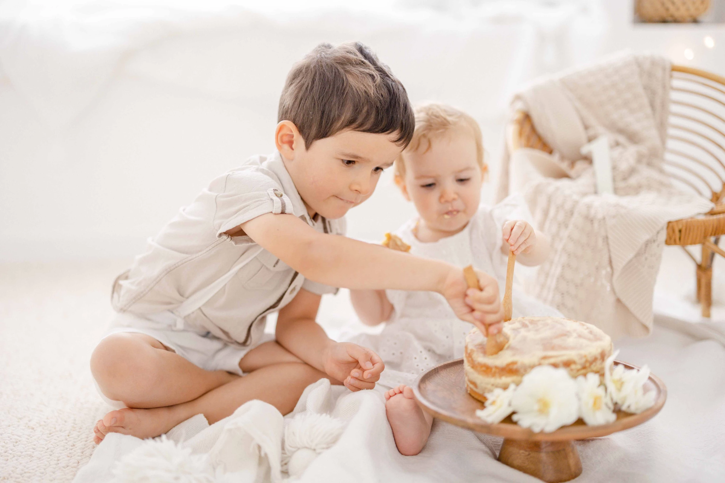 enfant nourriture vaisselle gâteau marron