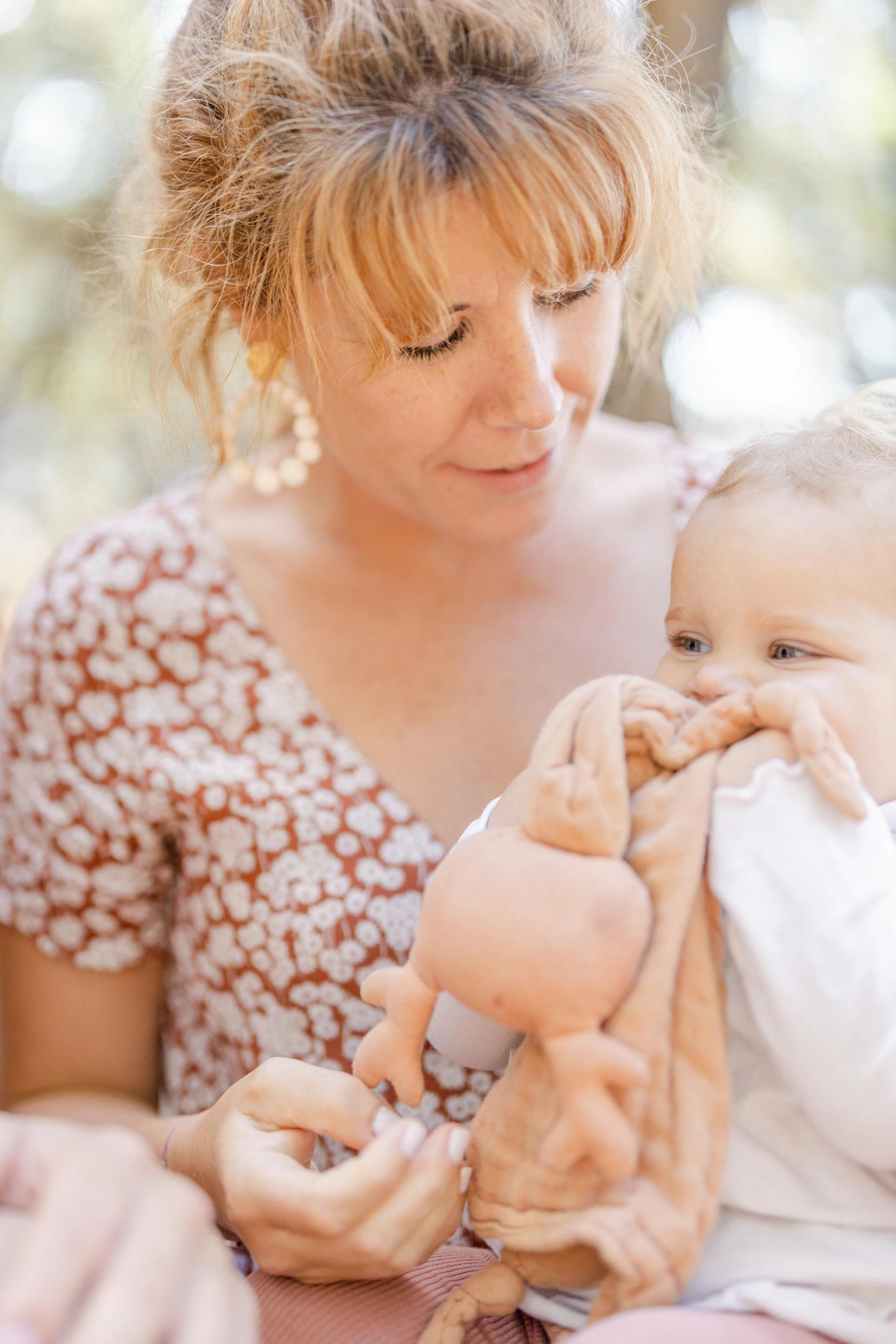 bonheur enfant amour gris marron