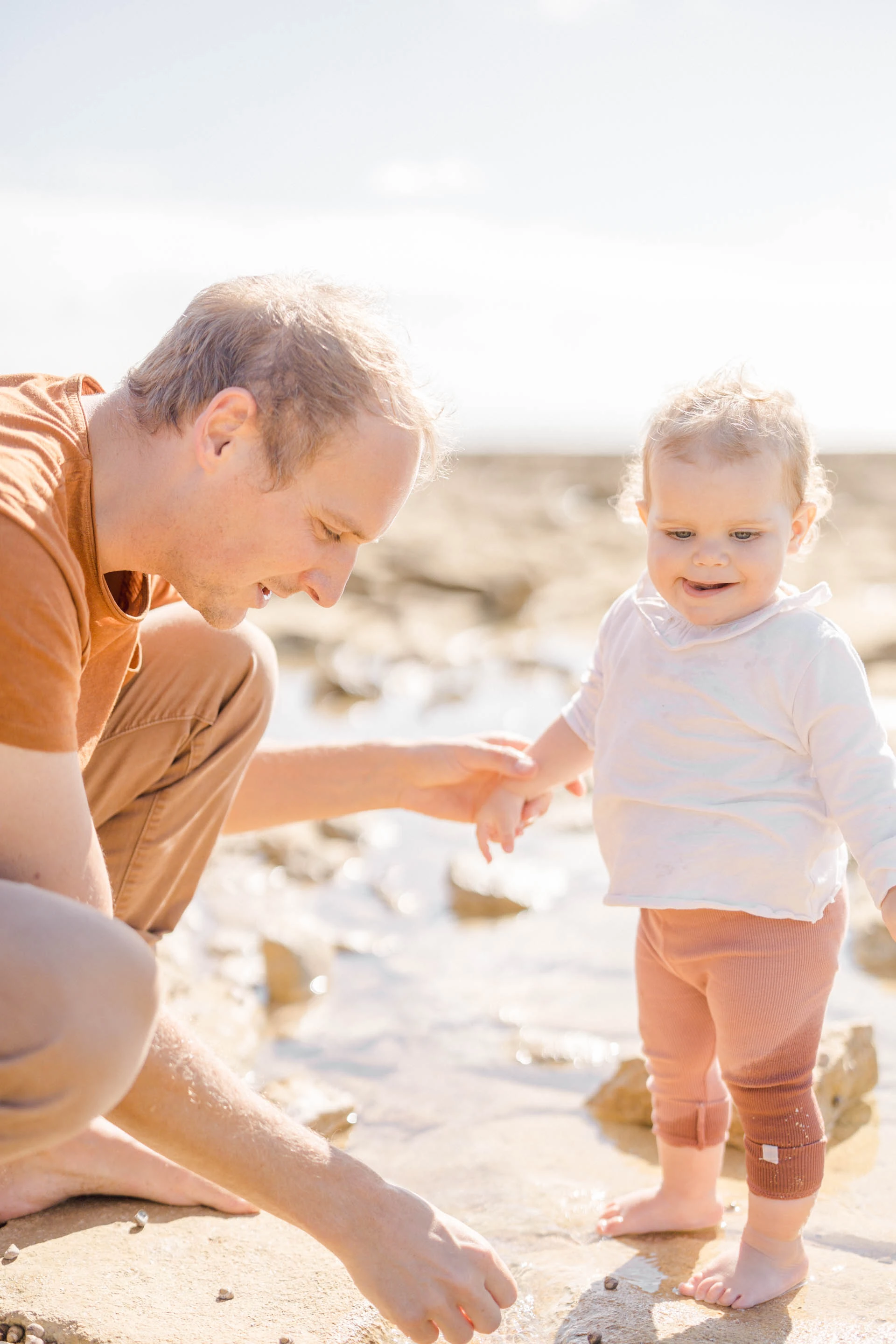 bonheur main enfant amour beige
